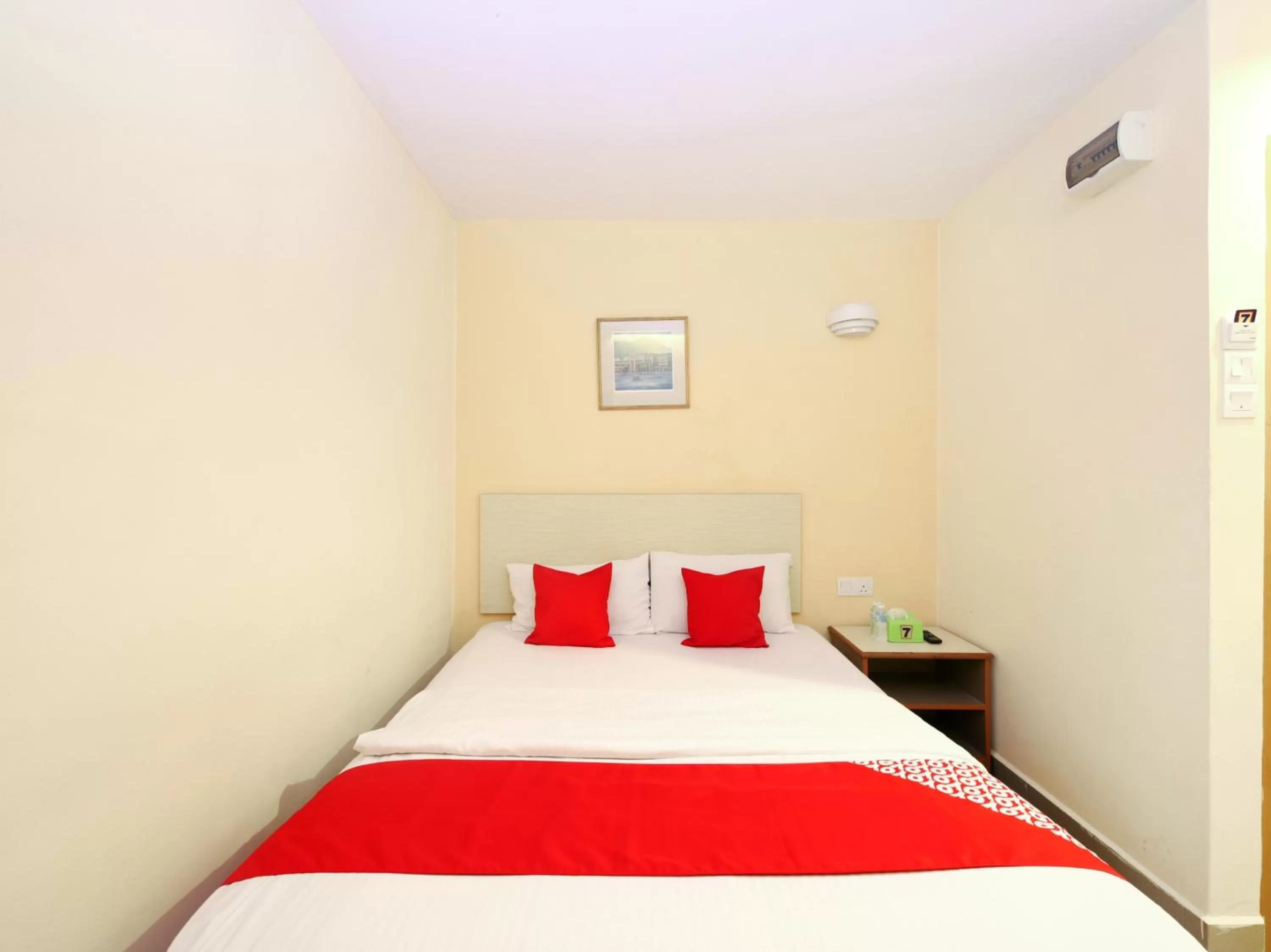 Bedroom in Super OYO 635 Seven Days Hotel