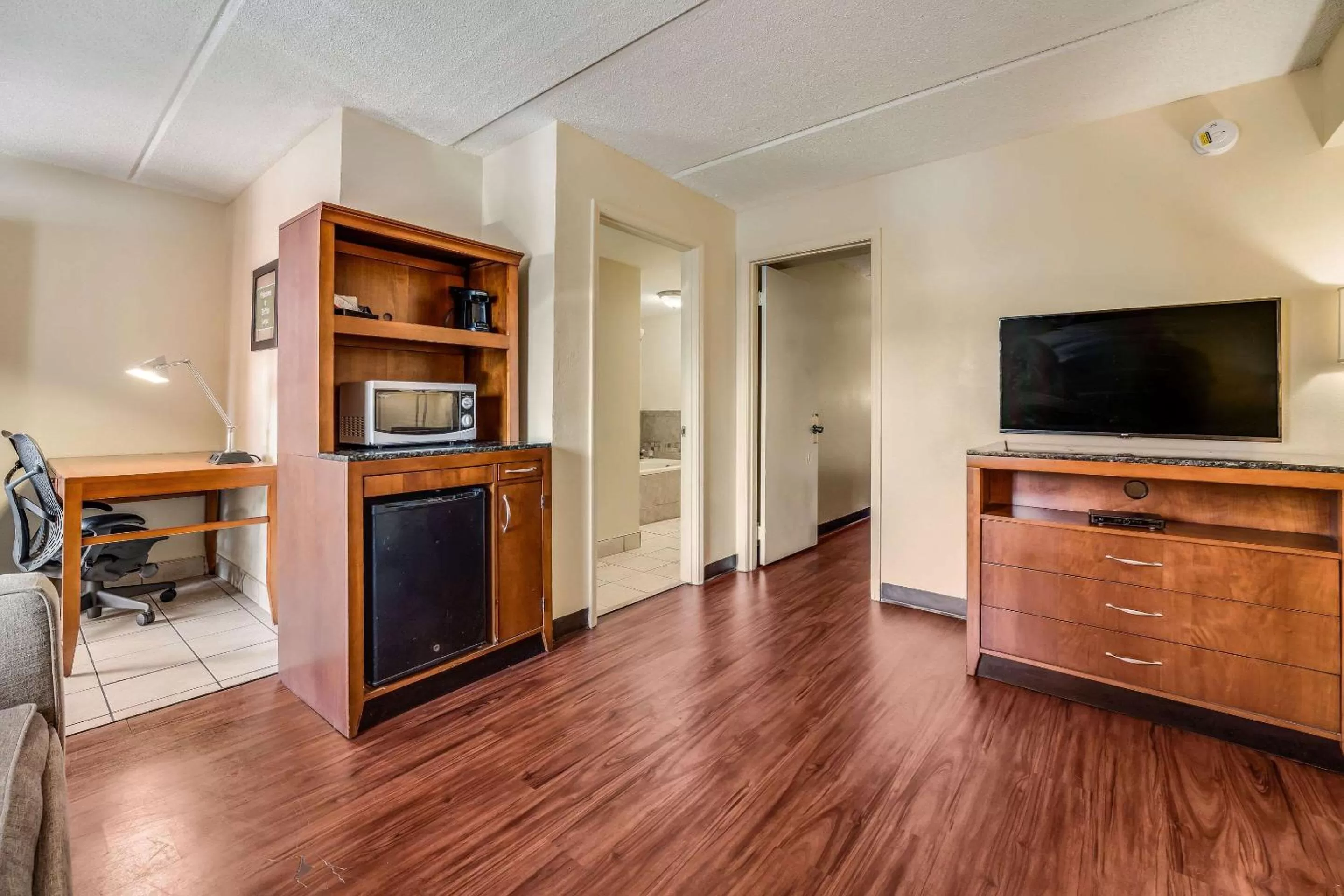 King Suite with Sofa Bed - Non-Smoking in Econo Lodge Inn & Suites - Griffin