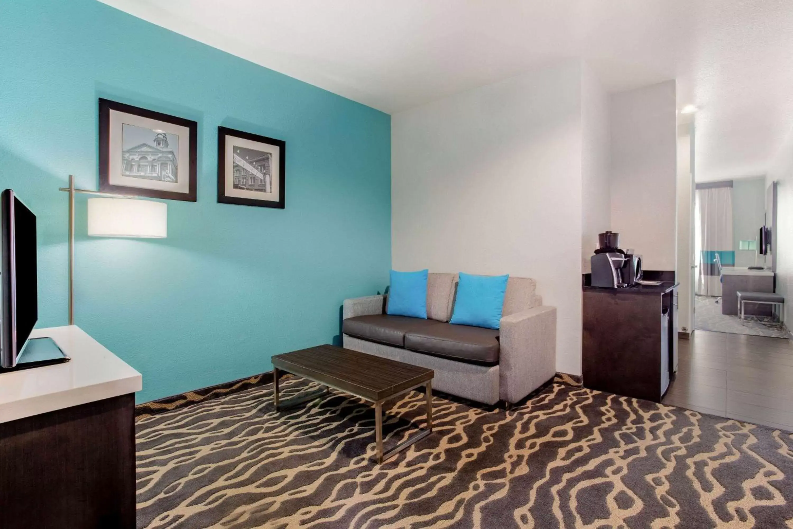 Photo of the whole room, Seating Area in La Quinta Inn & Suites by Wyndham Northlake Ft. Worth