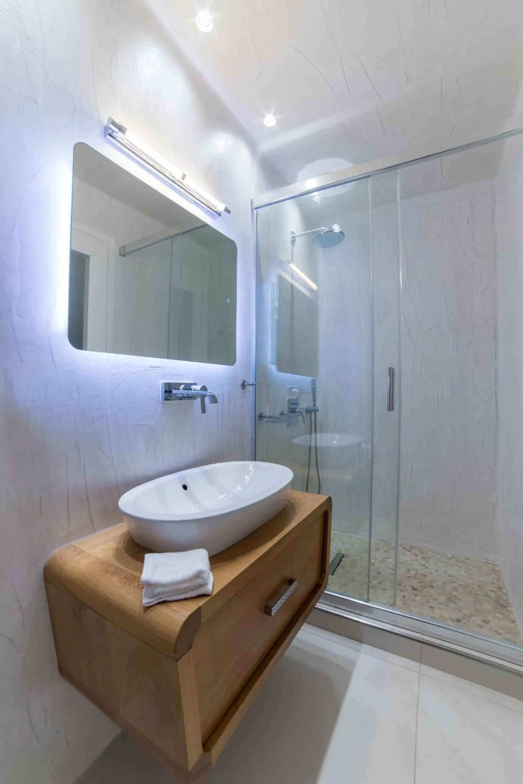 Shower in Daydream Luxury Suites
