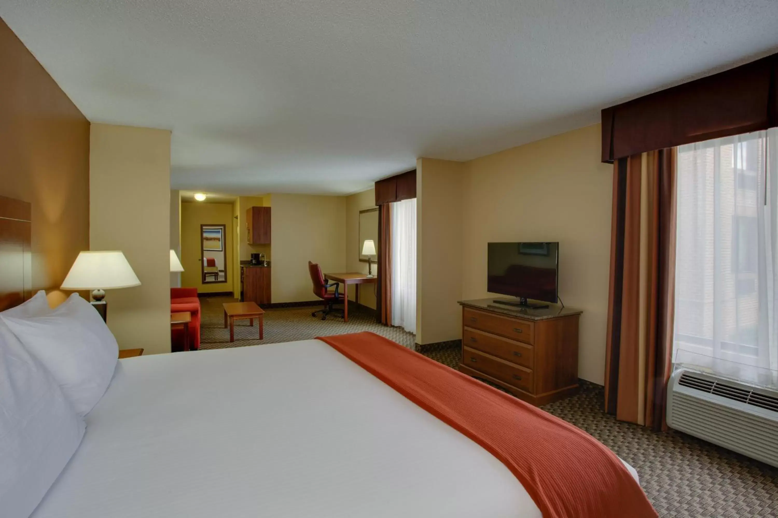 Bedroom, Bed in Holiday Inn Express Hotel & Suites Columbia-I-20 at Clemson Road, an IHG Hotel