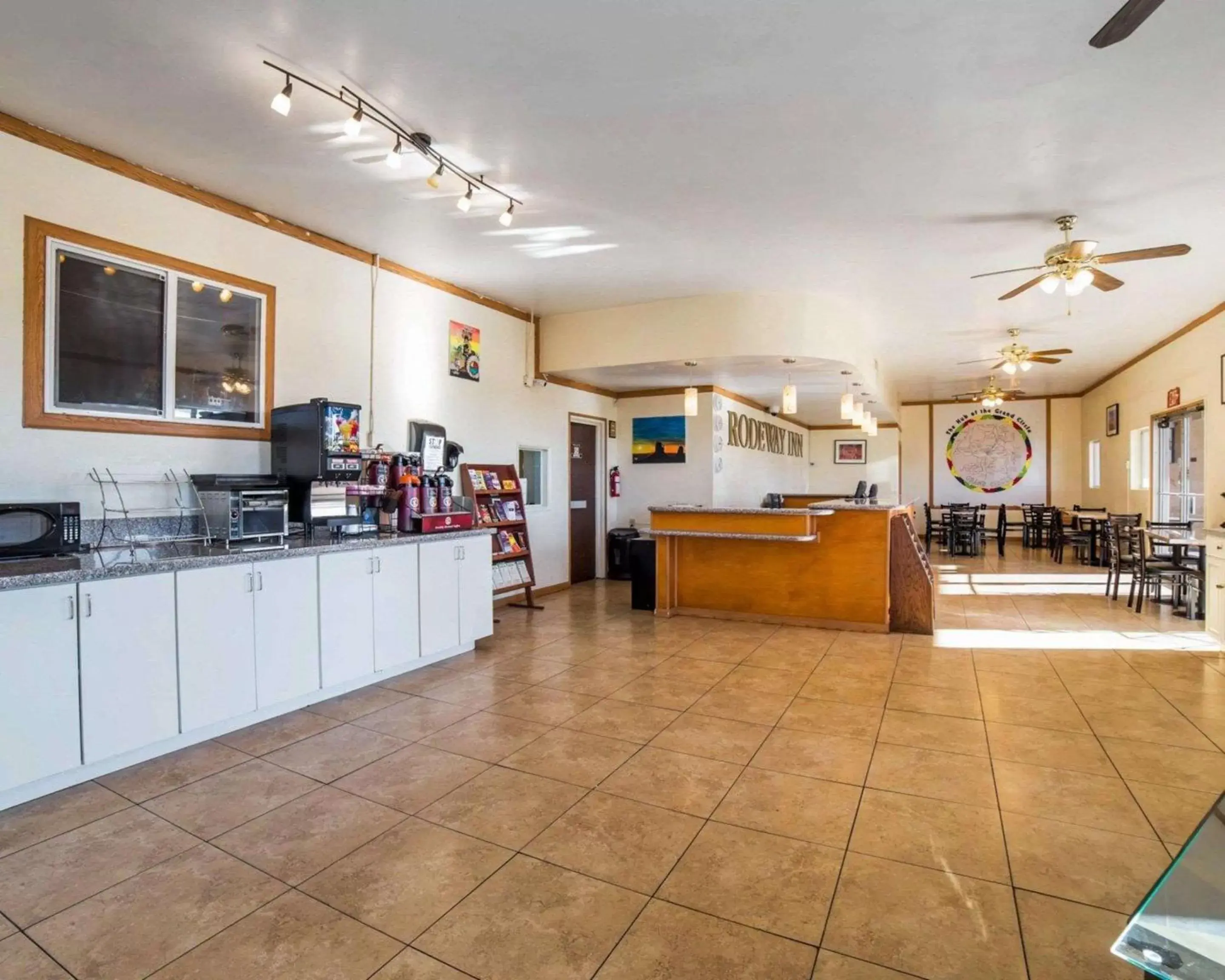 Lobby or reception, Kitchen/Kitchenette in Rodeway Inn at Lake Powell