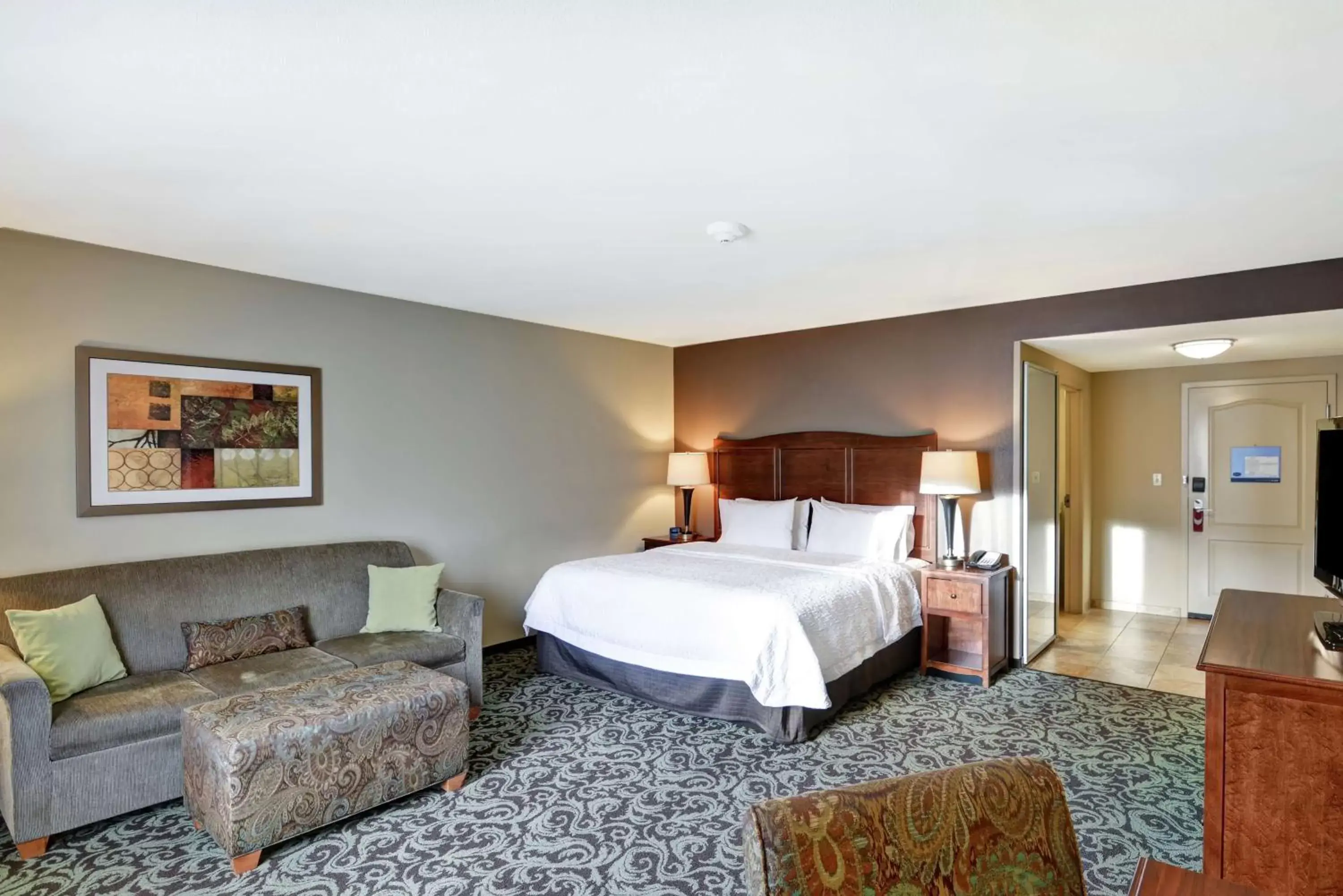 Bedroom in Hampton Inn and Suites New Hartford/Utica