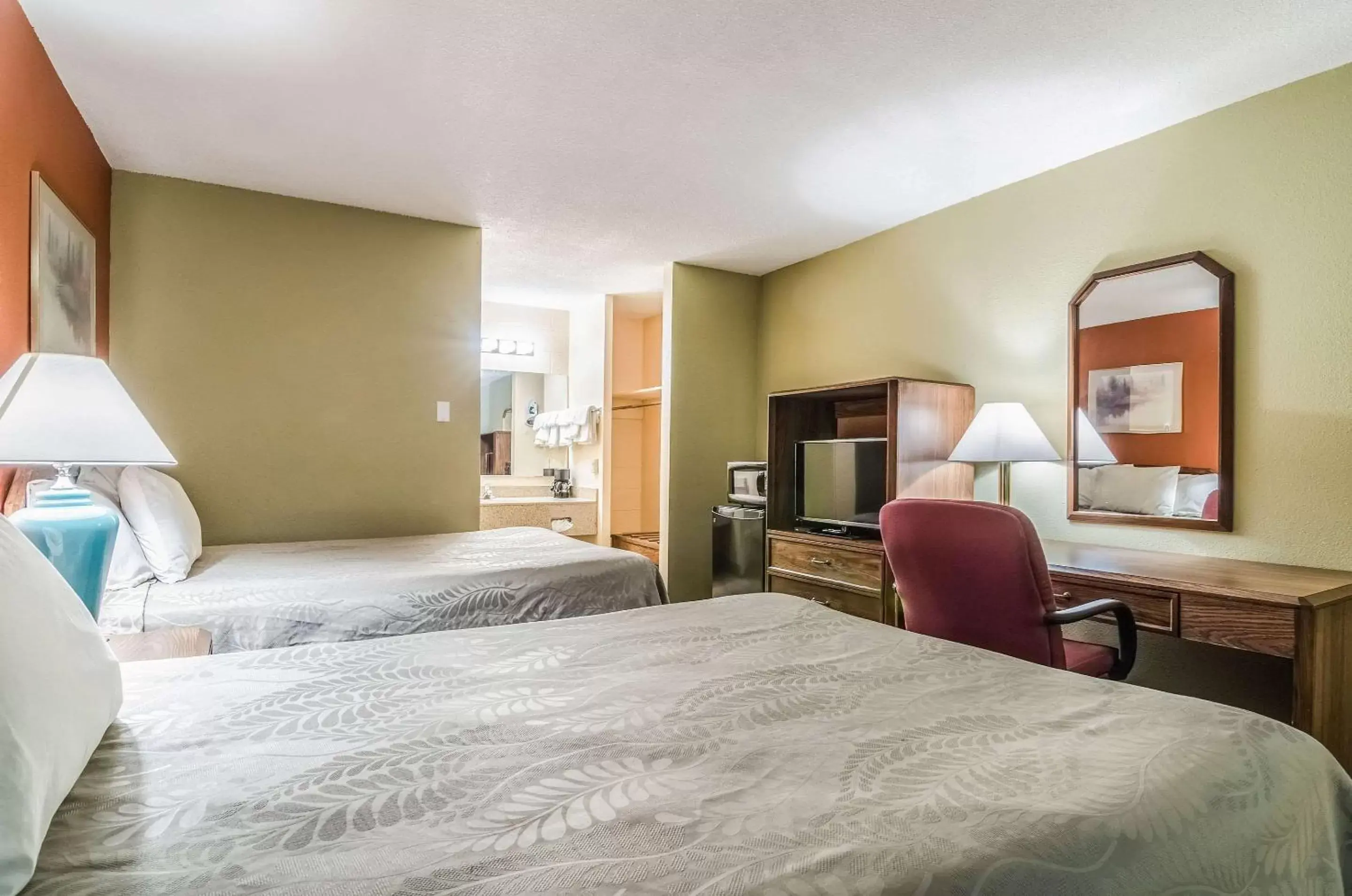 Photo of the whole room, Bed in Executive Inn Dodge City, KS Photo of the whole room, Bed in Executive Inn Dodge City, KS