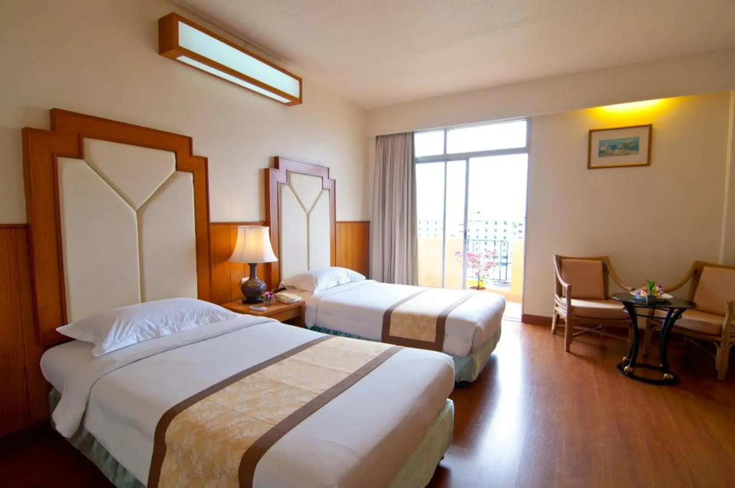 Bed in Golden Beach Hotel Pattaya