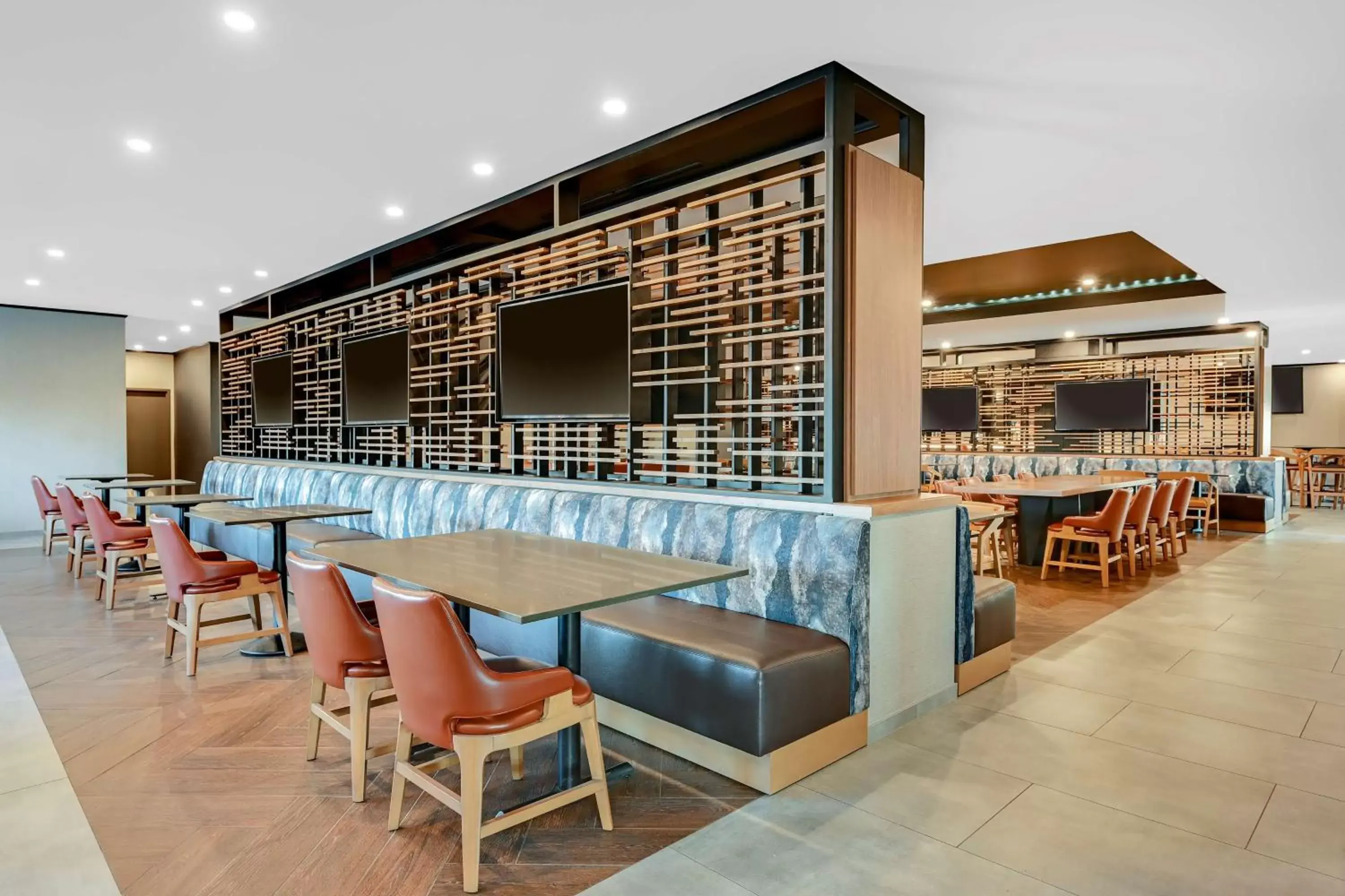 Dining area, Lounge/Bar in DoubleTree by Hilton Denver International Airport, CO