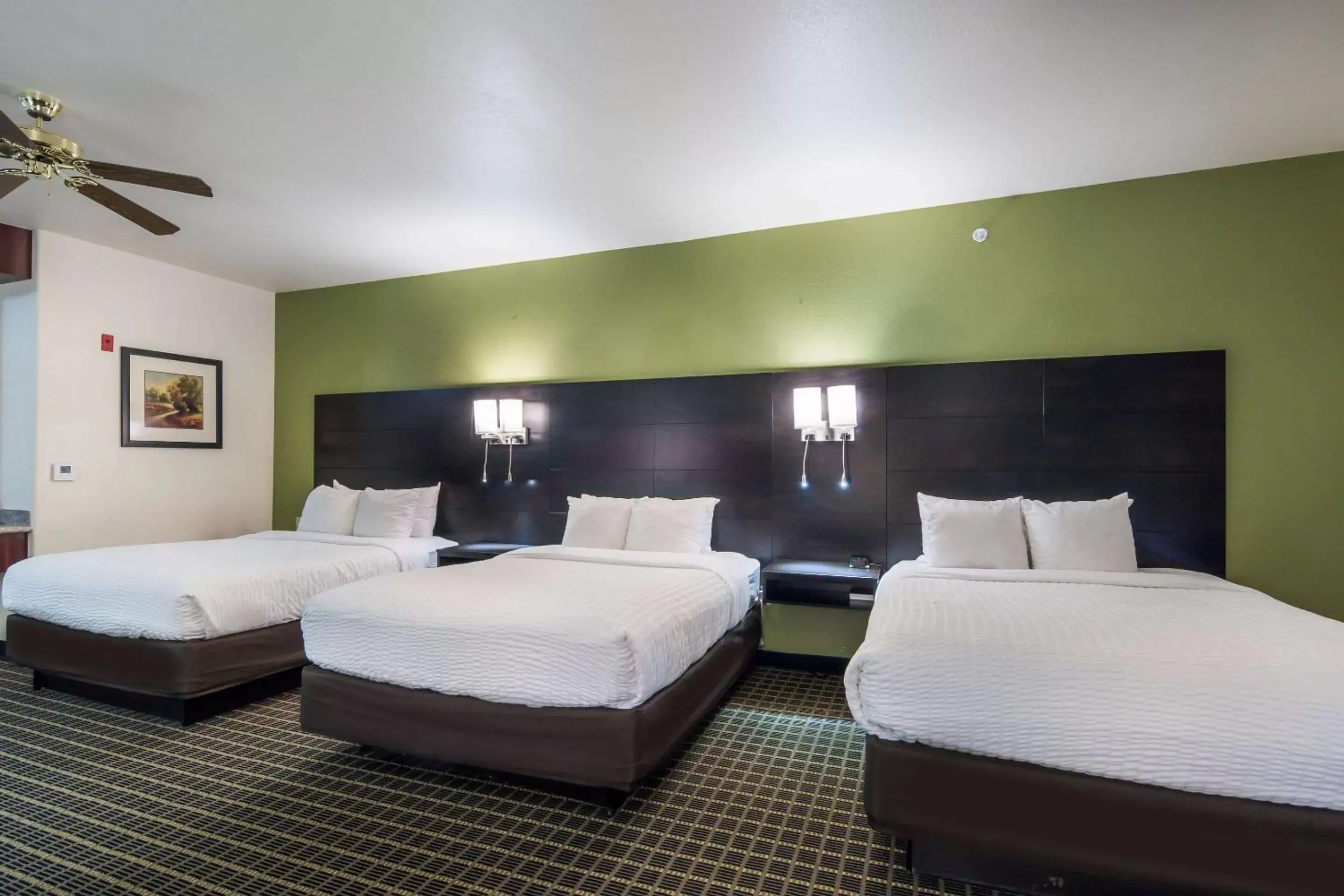 Photo of the whole room, Bed in Clarion Inn and Suites Weatherford