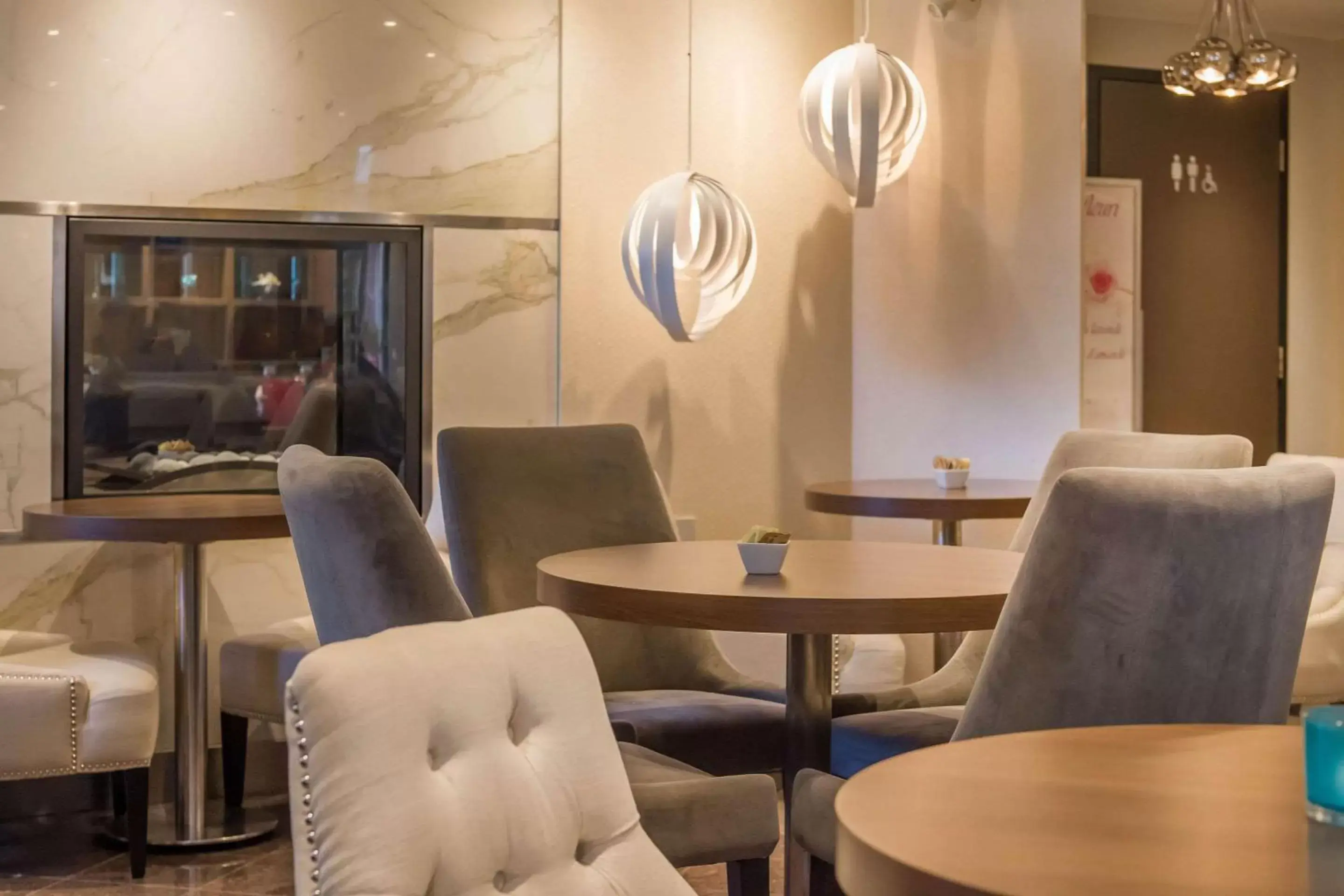 Lobby or reception, Restaurant/Places to Eat in Les Suites Victoria, Ascend Hotel Collection