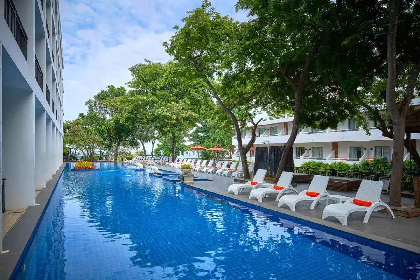 Swimming pool in Cosy Beach Hotel - SHA Extra Plus Swimming pool in Cosy Beach Hotel - SHA Extra Plus