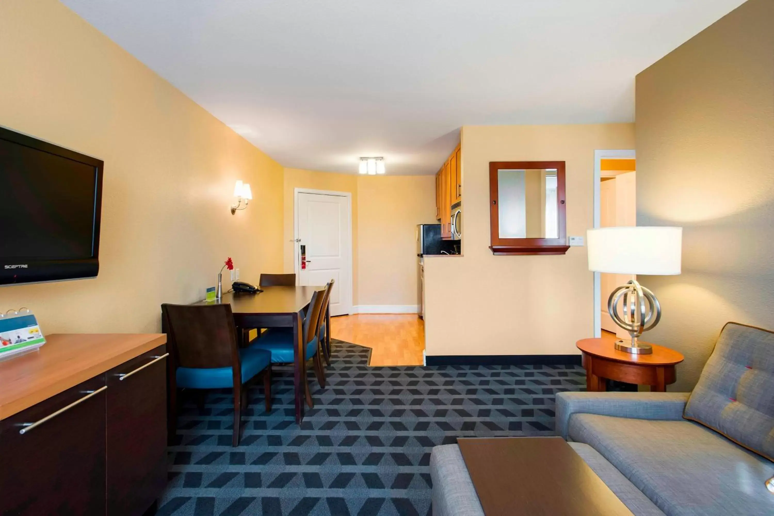 Living room, Seating Area in TownePlace Suites by Marriott Kansas City Overland Park