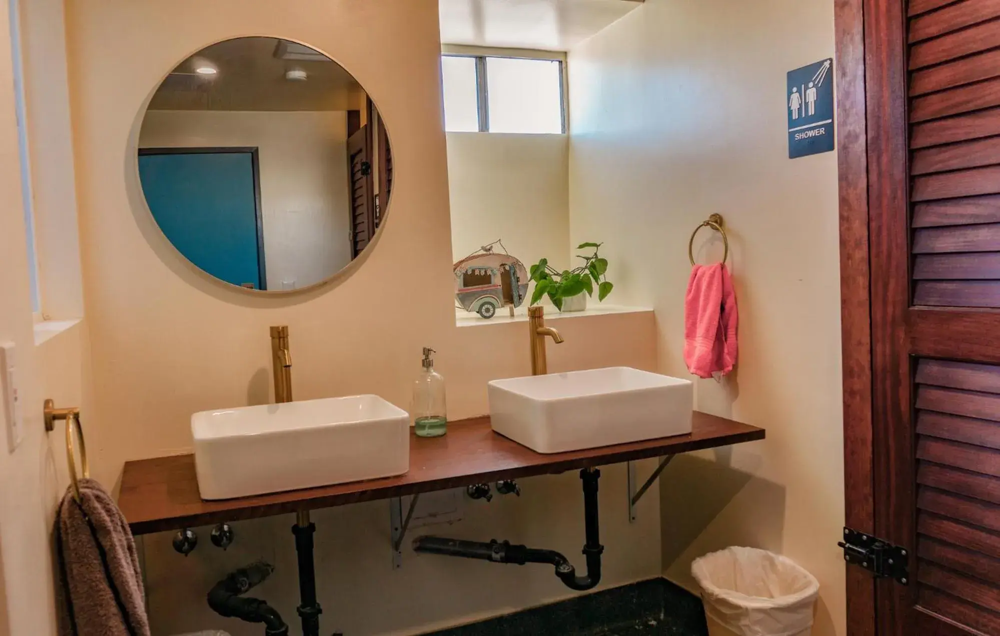 Bathroom in ITH Surf City Hostel Hermosa Beach