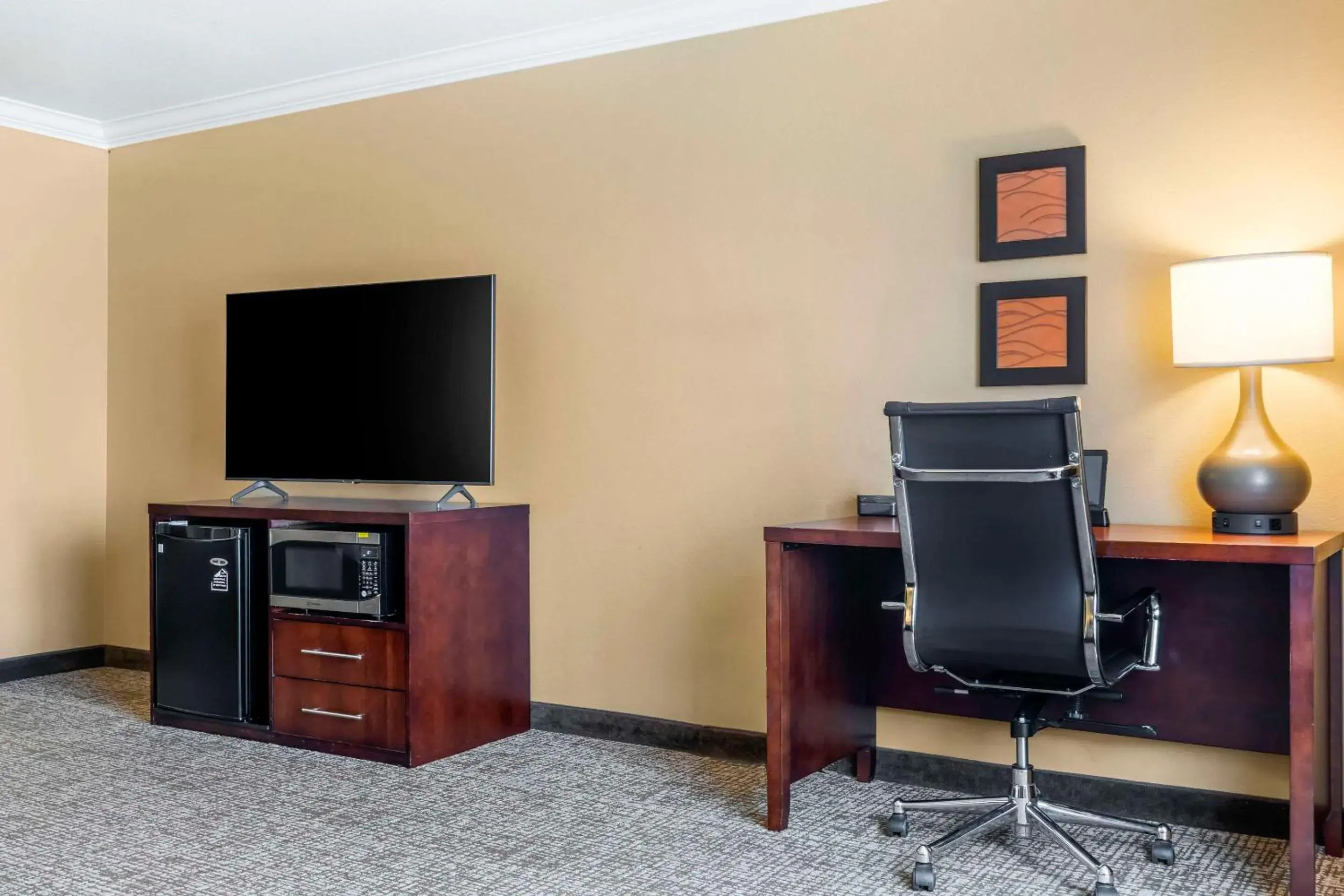 Bedroom, TV/Entertainment Center in Comfort Inn & Suites Redwood Country