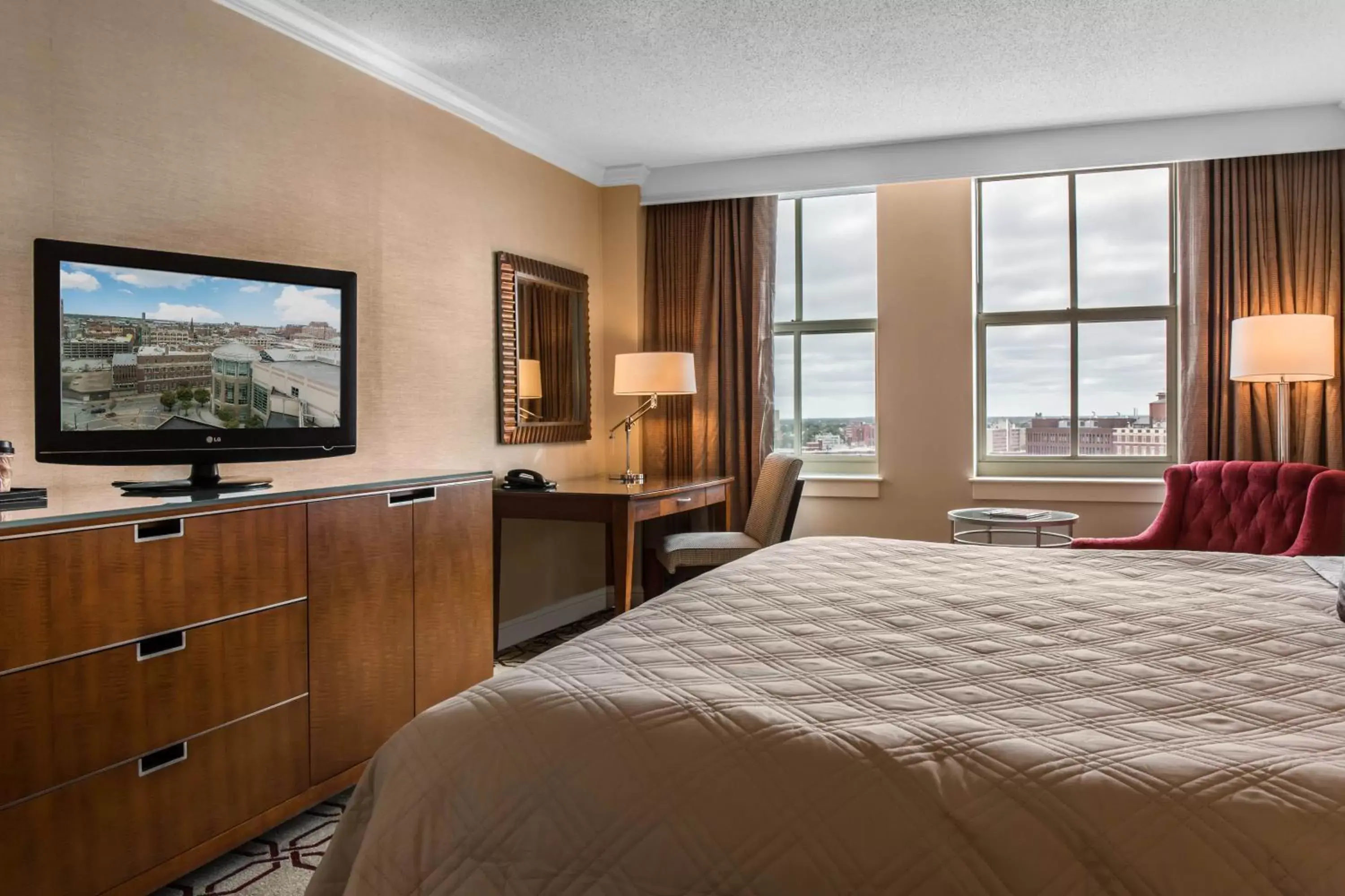 Photo of the whole room, Bed in Omni Providence