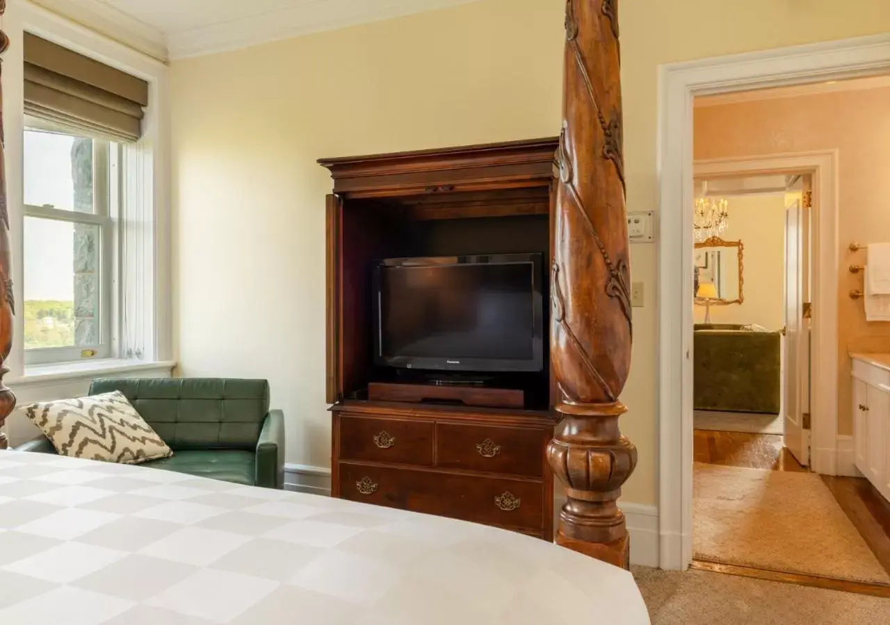 Bed, TV/Entertainment Center in Castle Hotel & Spa