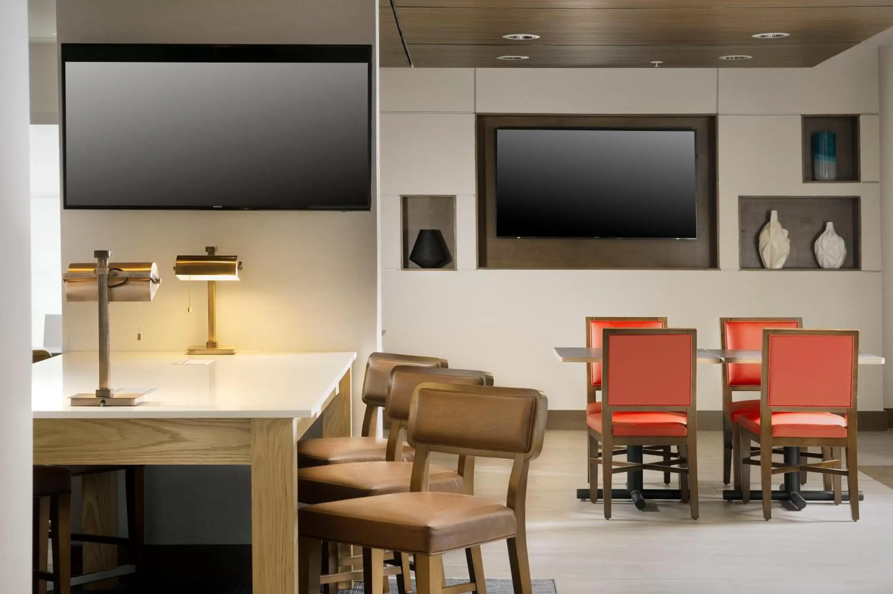 Lobby or reception, TV/Entertainment Center in Holiday Inn Express & Suites Bay City, an IHG Hotel