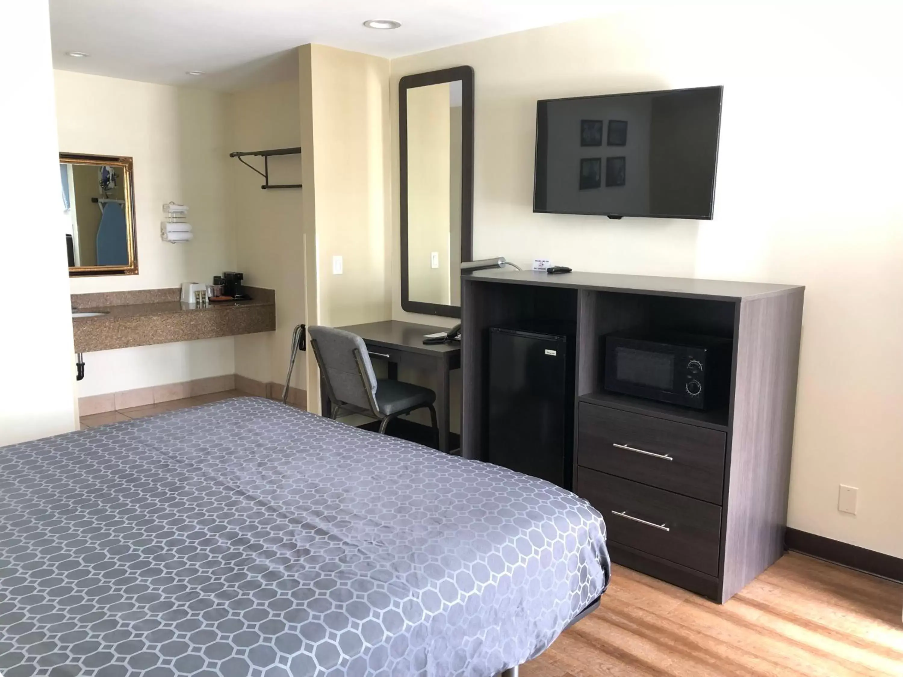Bed in Simply Home Inn & Suites - Riverside