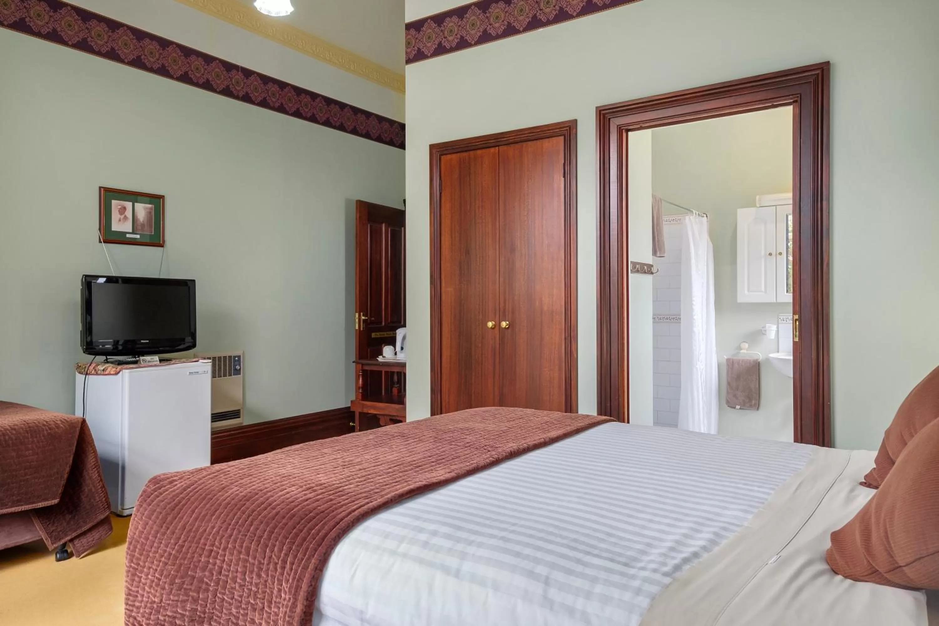 Communal lounge/ TV room, Bed in Orana House