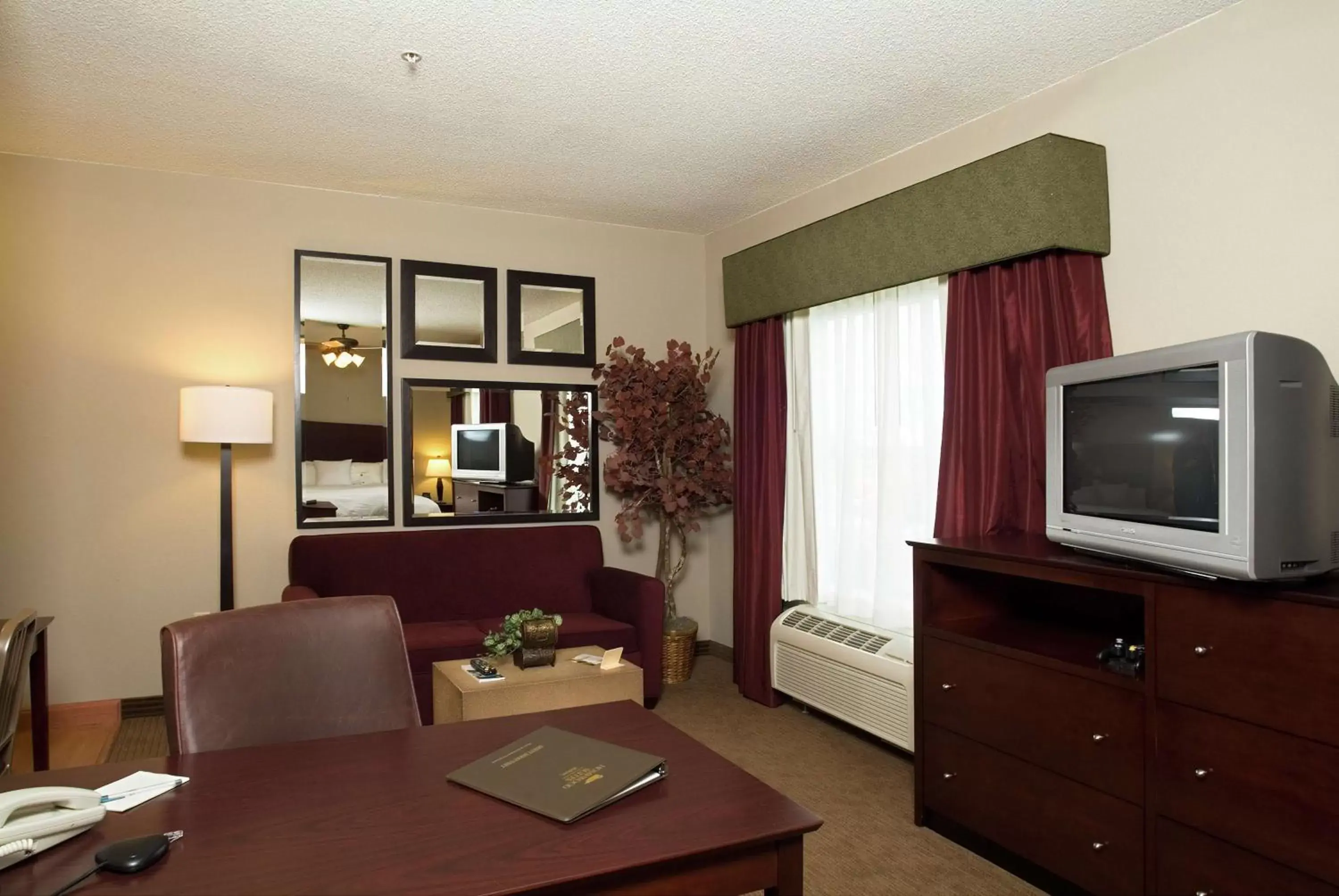 Living room, TV/Entertainment Center in Homewood Suites by Hilton Bloomington