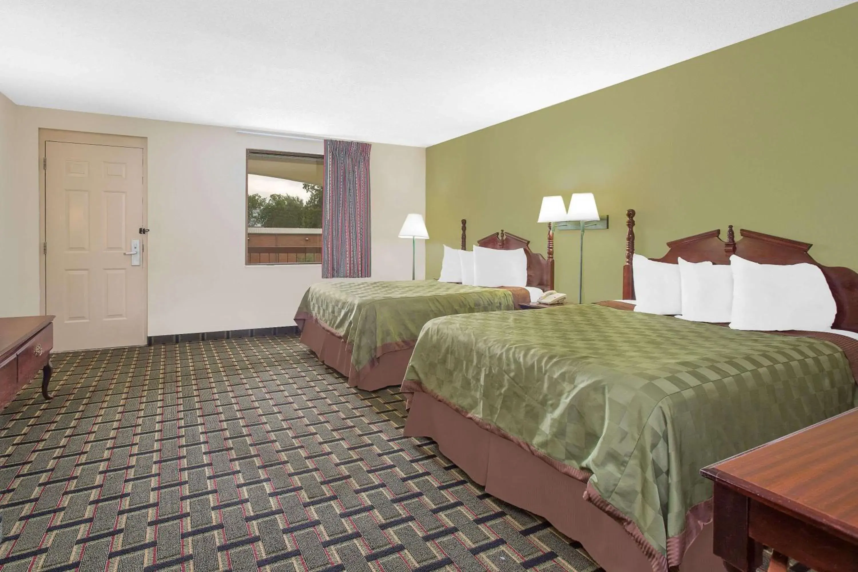 Photo of the whole room, Bed in Days Inn by Wyndham Eufaula AL