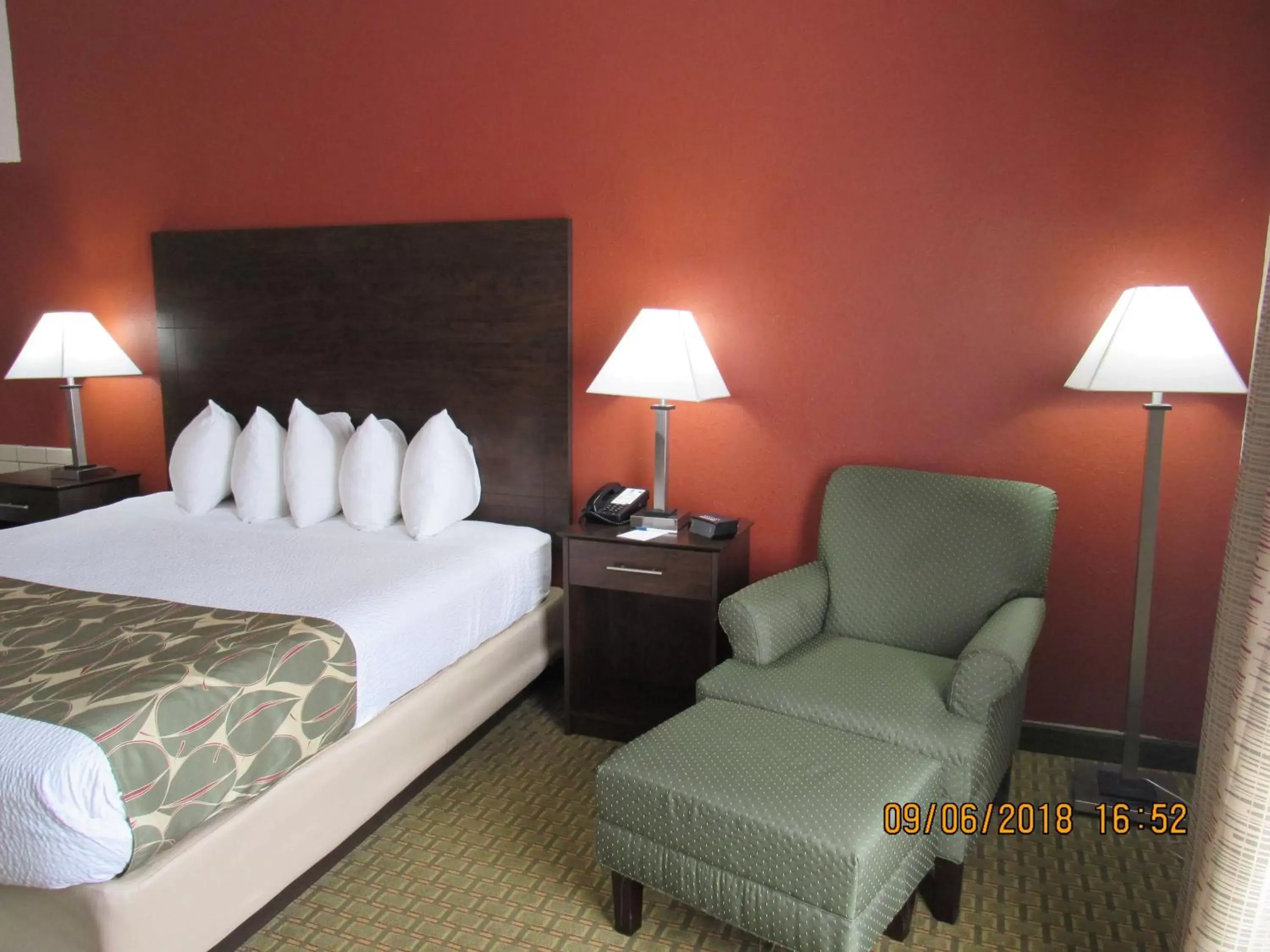 Photo of the whole room, Bed in Best Western Executive Inn - Latta