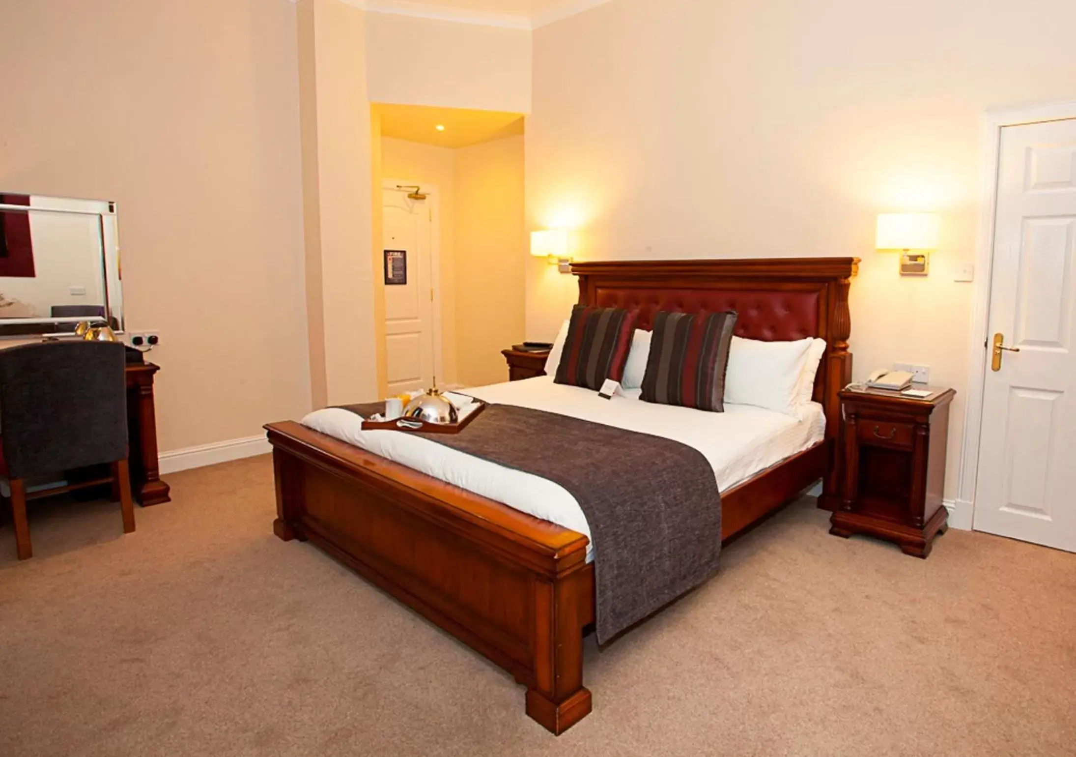 Bedroom, Bed in Aberdeen Douglas Hotel