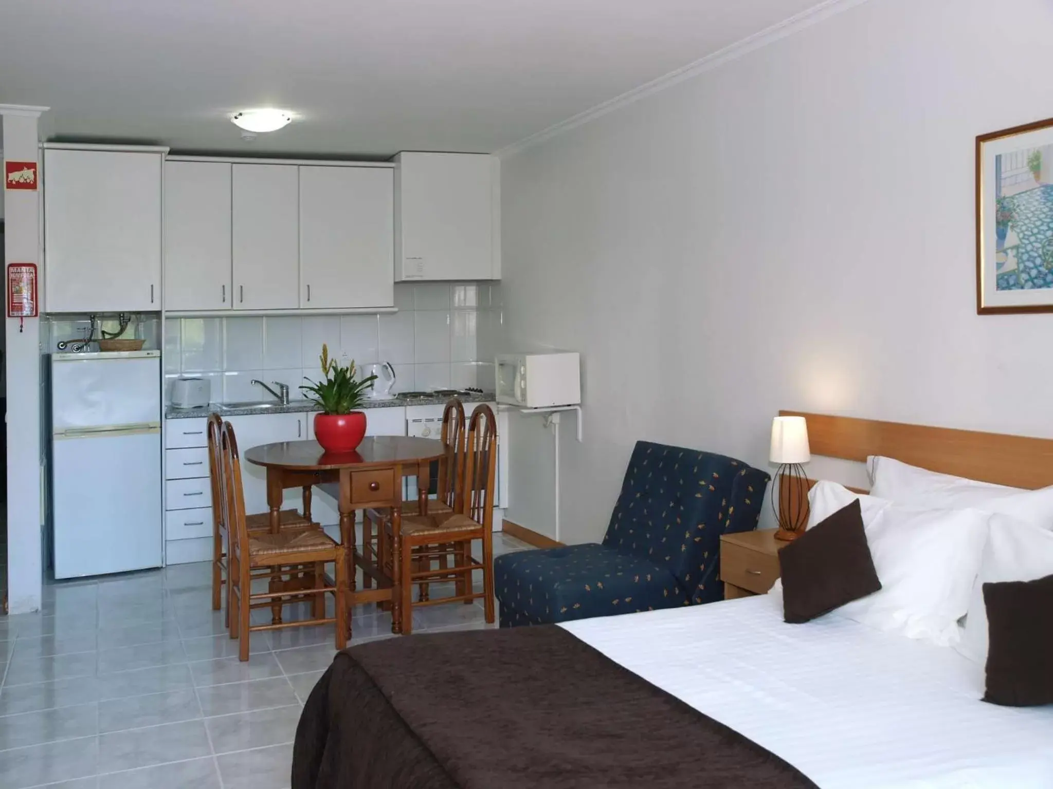 Bedroom, Dining Area in Apartamentos Jardins da Rocha