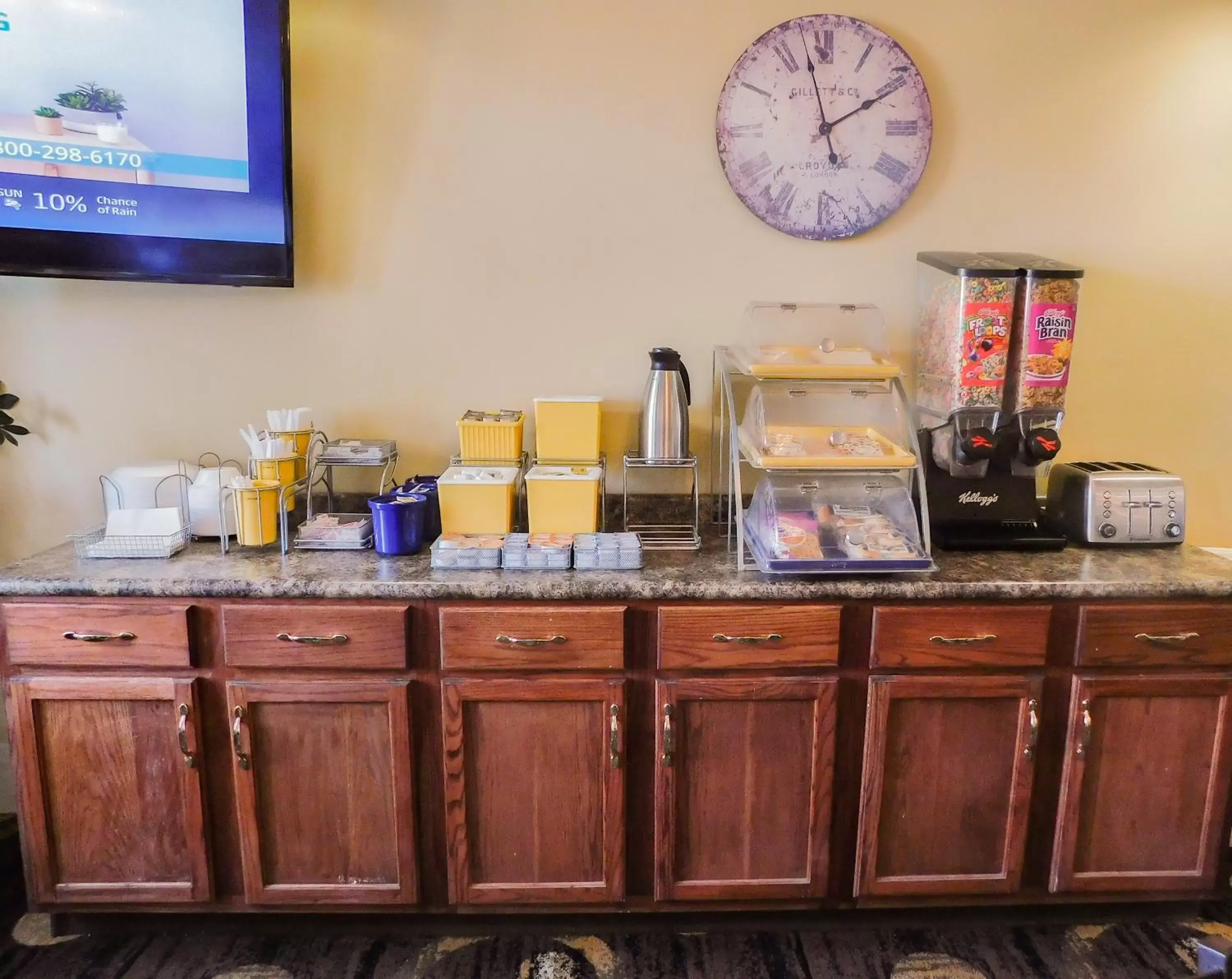 Buffet breakfast in Days Inn & Suites by Wyndham Pocahontas