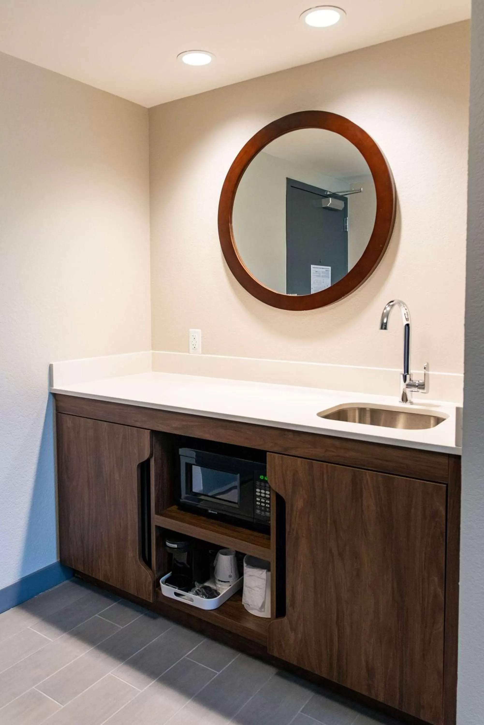 Photo of the whole room in Hampton Inn Paris IL, IL