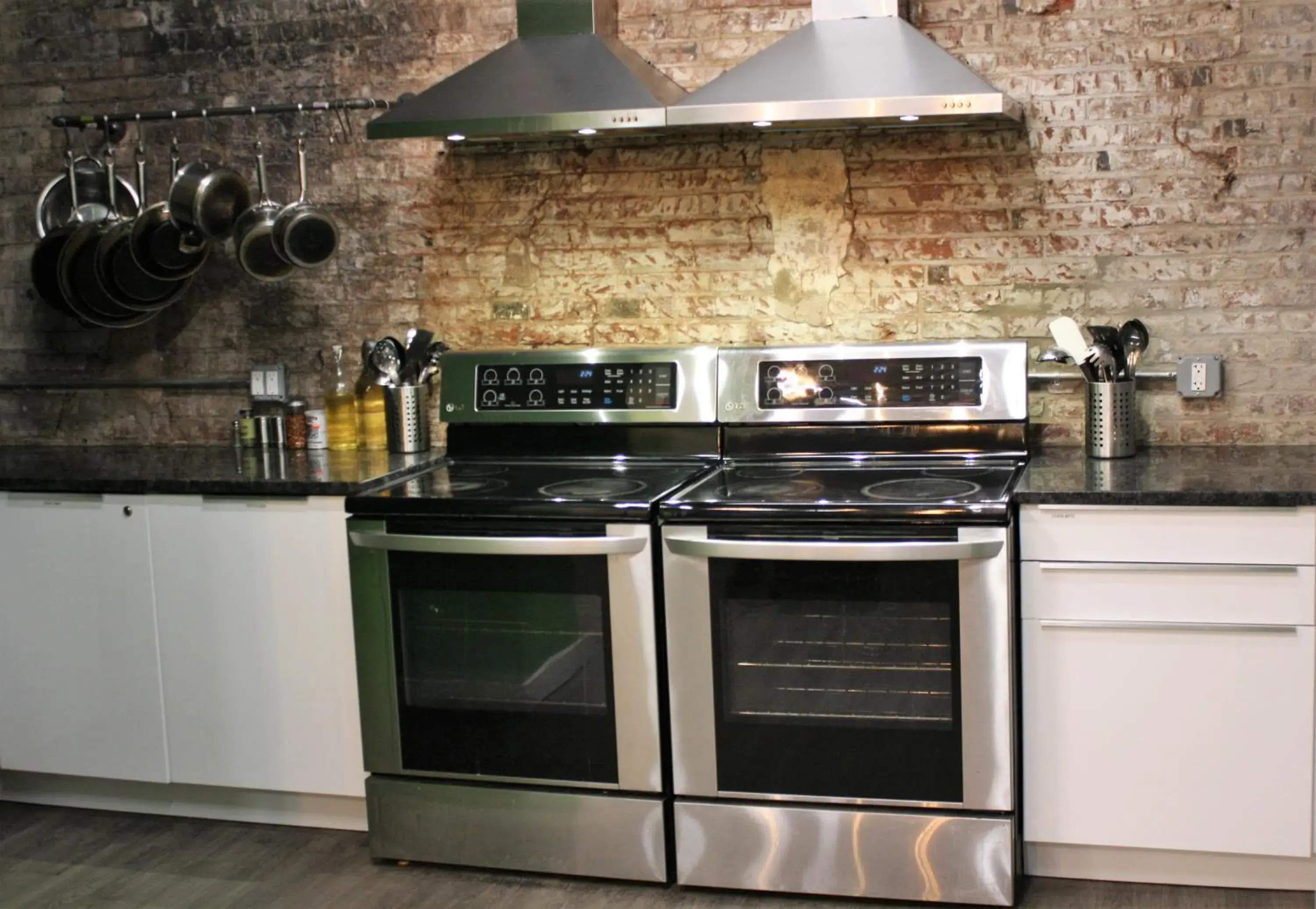 Communal kitchen, Kitchen/Kitchenette in Apple Hostels of Philadelphia