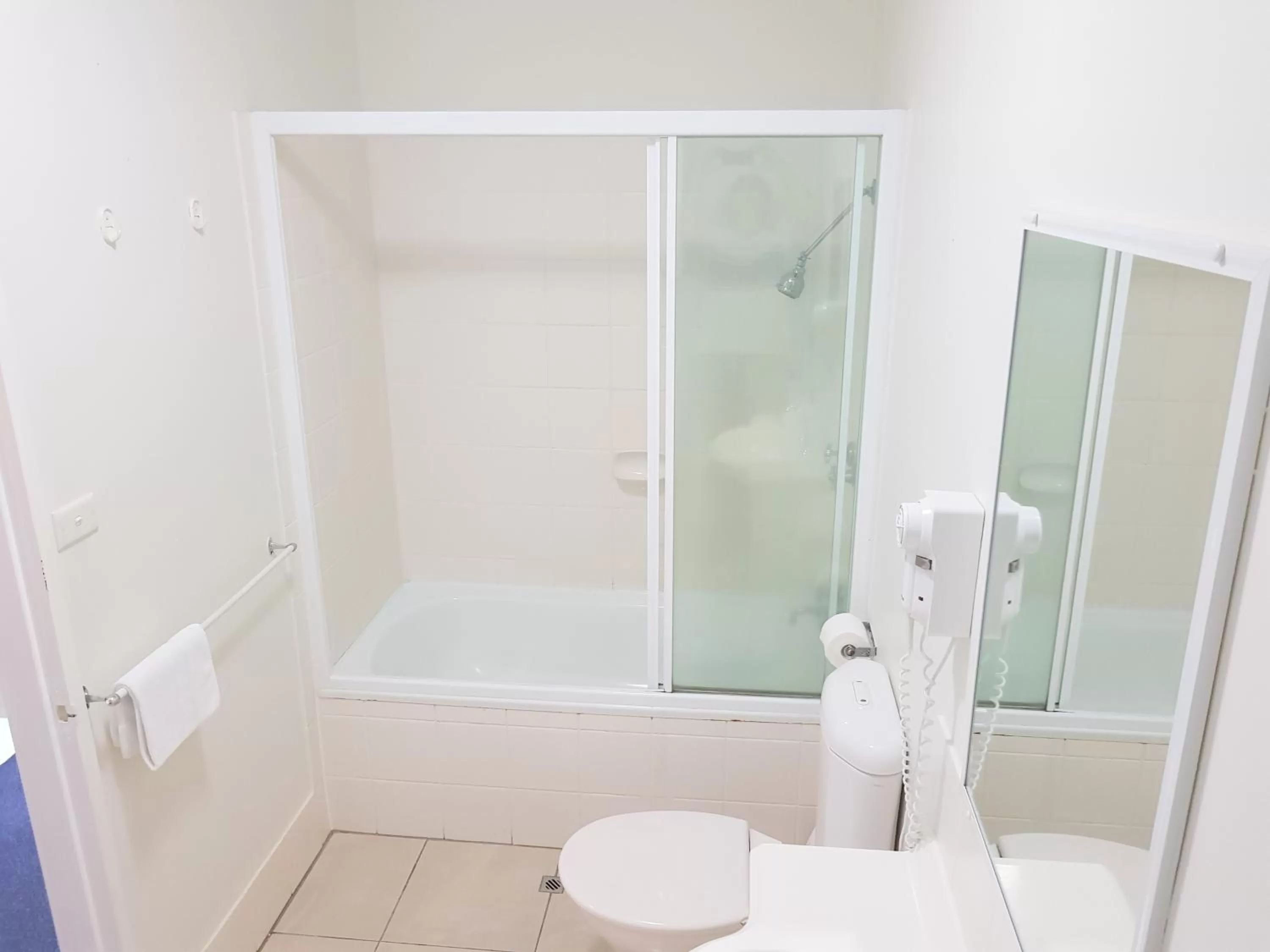 Bathroom in Mango Tree Holiday Apartments