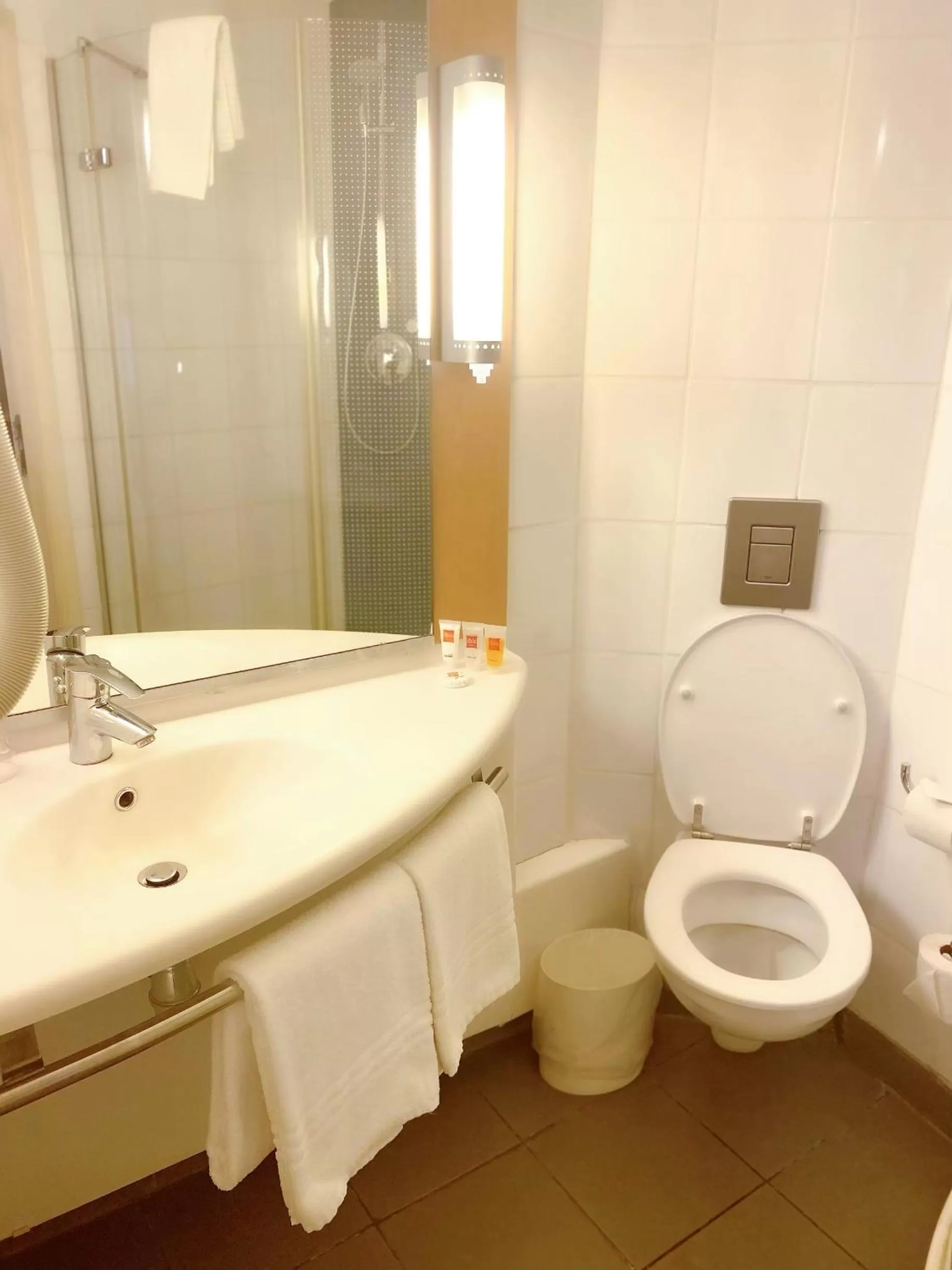 Toilet in Ibis Lagos Ikeja