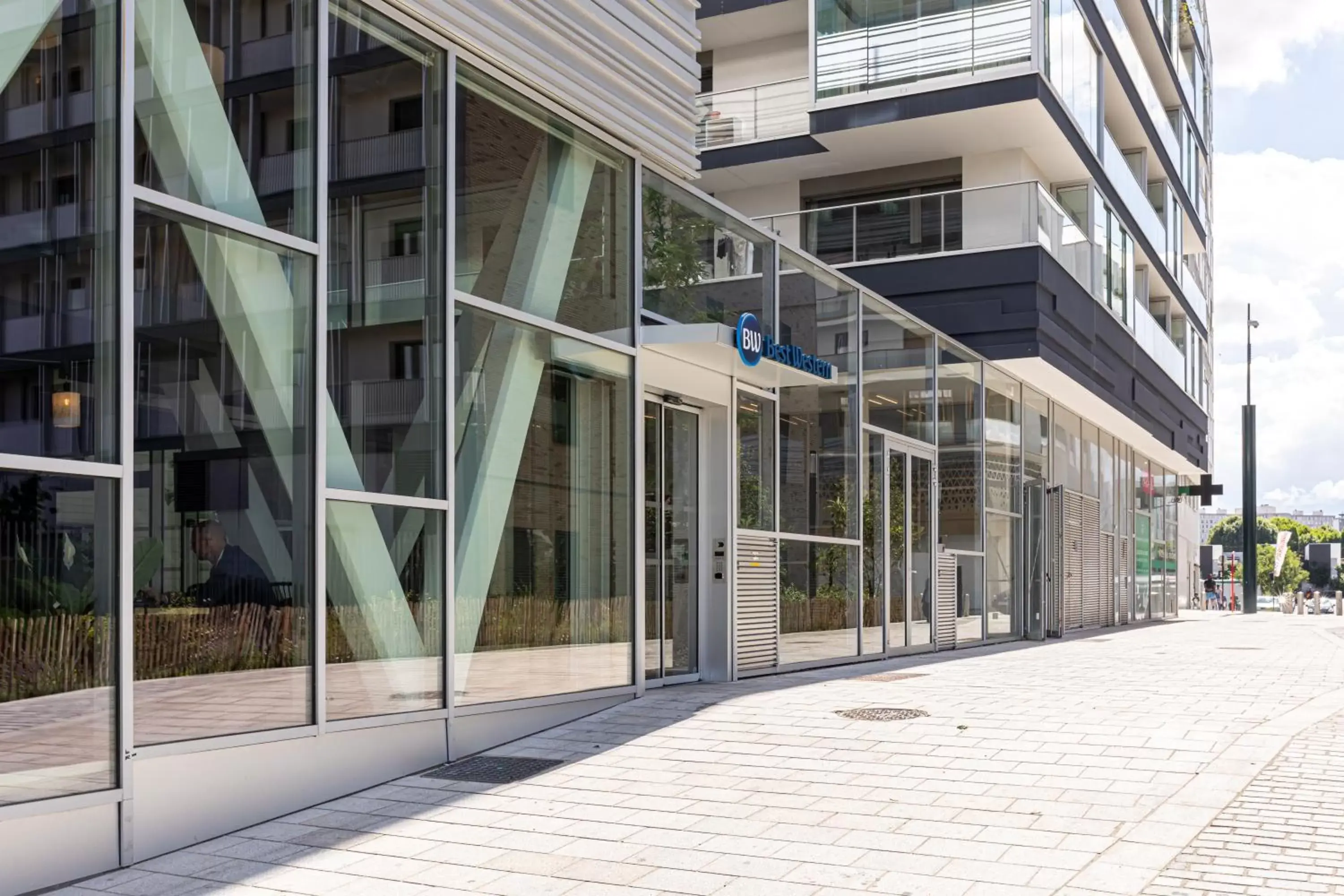 Property building in Best Western M-Treize Paris Asnieres Property building in Best Western M-Treize Paris Asnieres