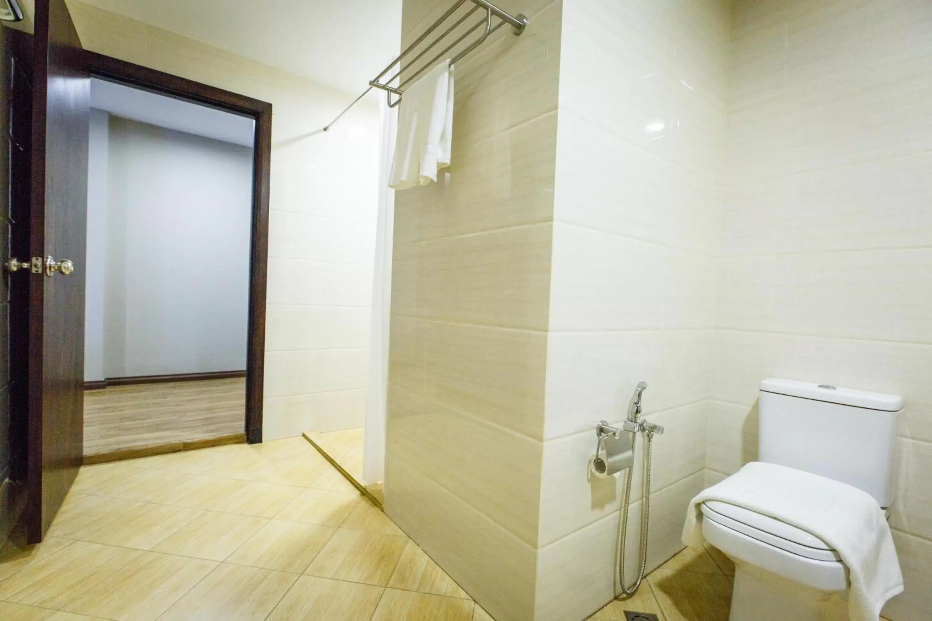 Bathroom in Lintas Platinum Hotel