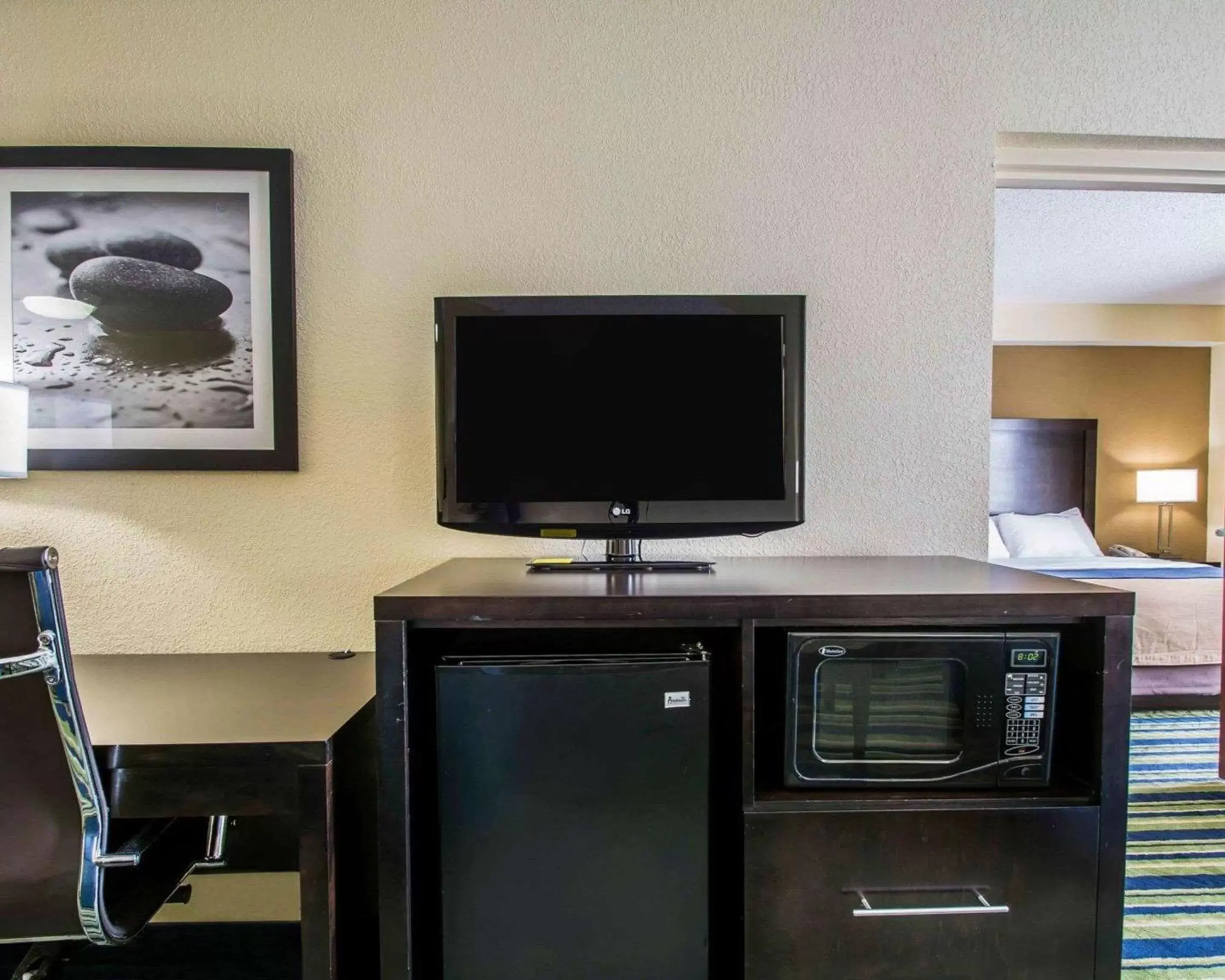 Photo of the whole room, TV/Entertainment Center in Comfort Inn & Suites - Lantana - West Palm Beach South