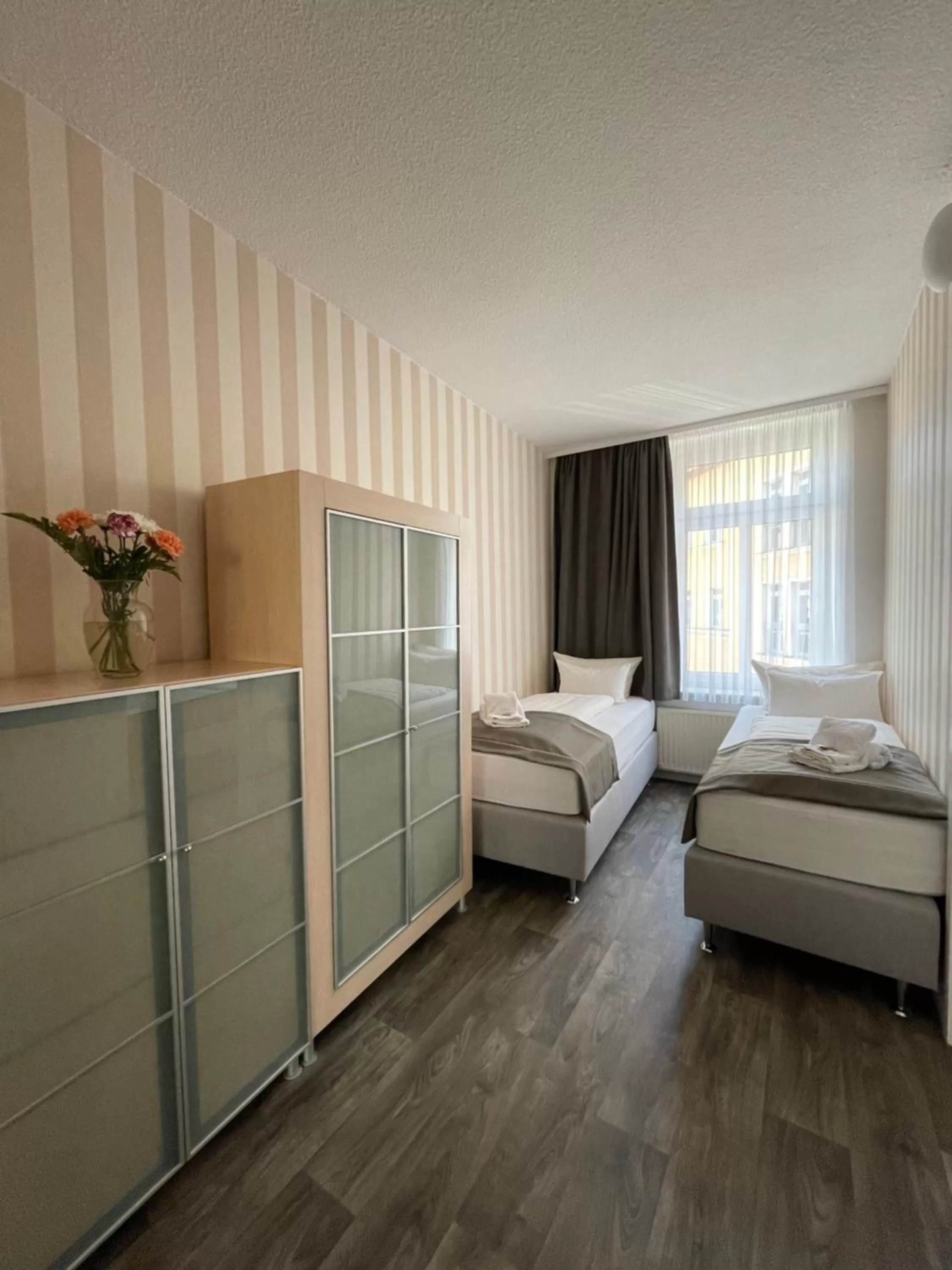 Bedroom, Bed in "Zur Altstadt - Am Fuße der Osterburg" Gaststätte, Pension, FEWO