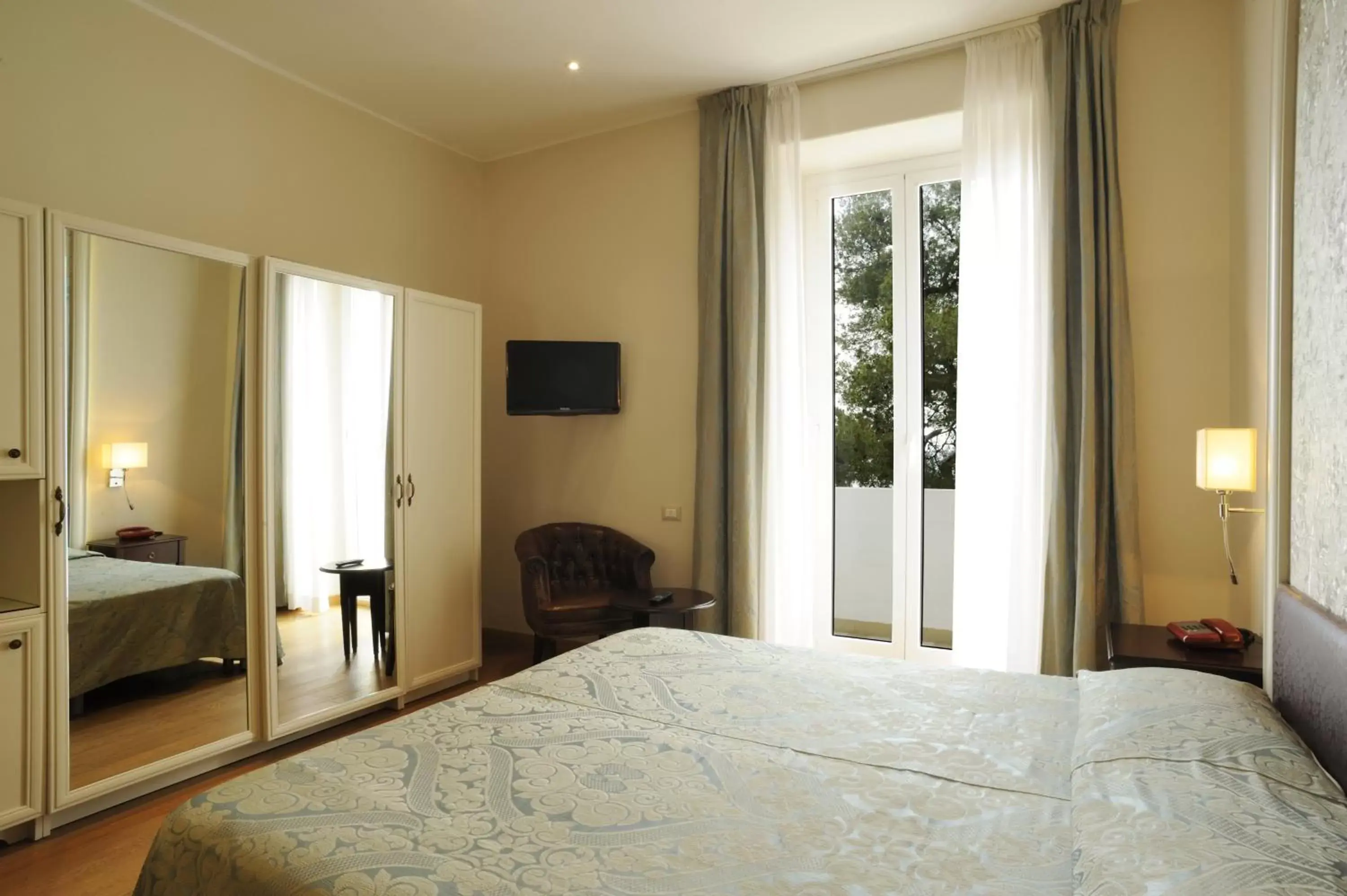 Photo of the whole room, Bed in Grand Hotel Mediterranee