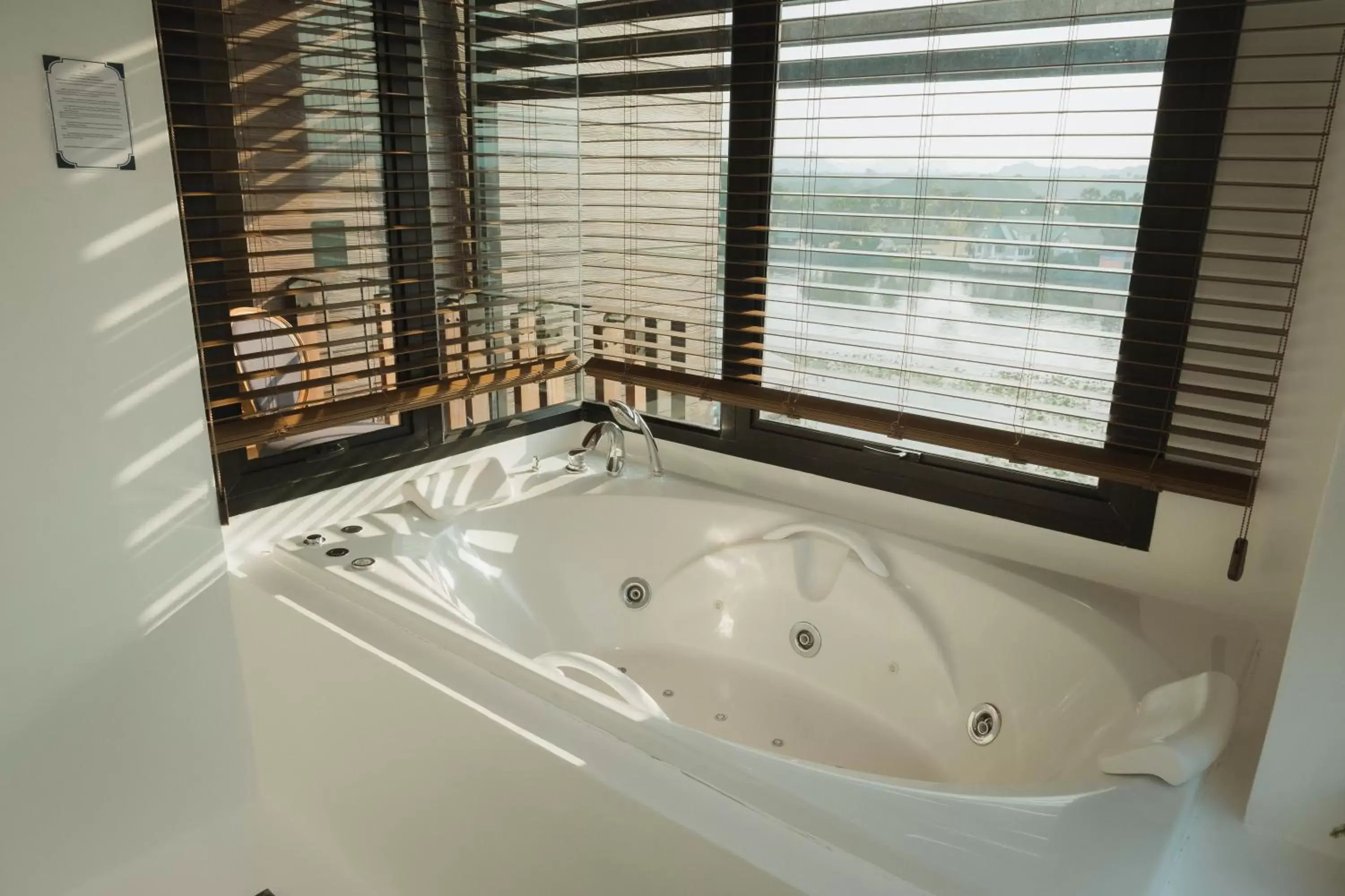 Hot Tub, Bathroom in Natee The Riverfront Hotel Kanchanaburi