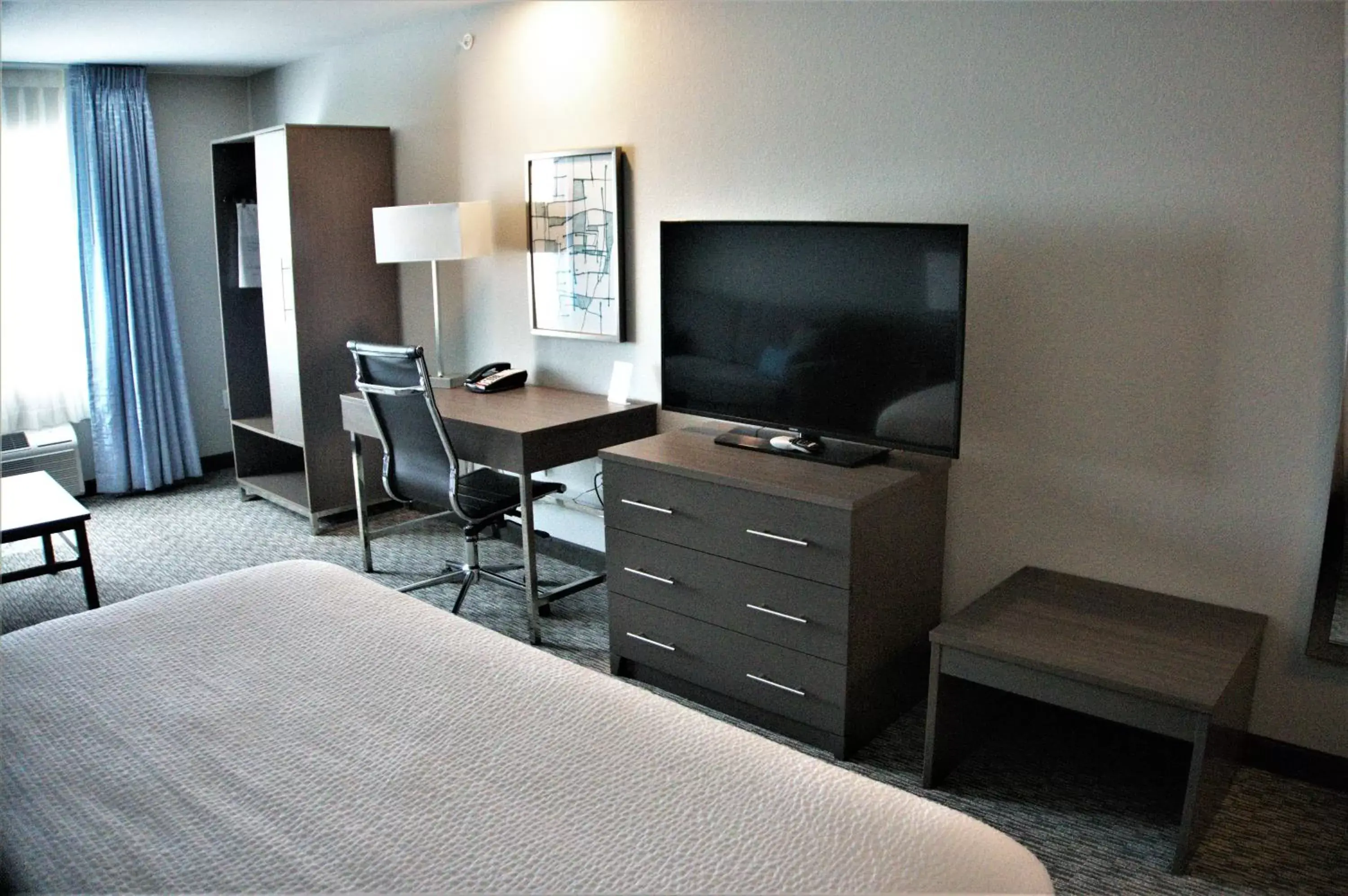 Bedroom, TV/Entertainment Center in Brookstone Inn & Suites
