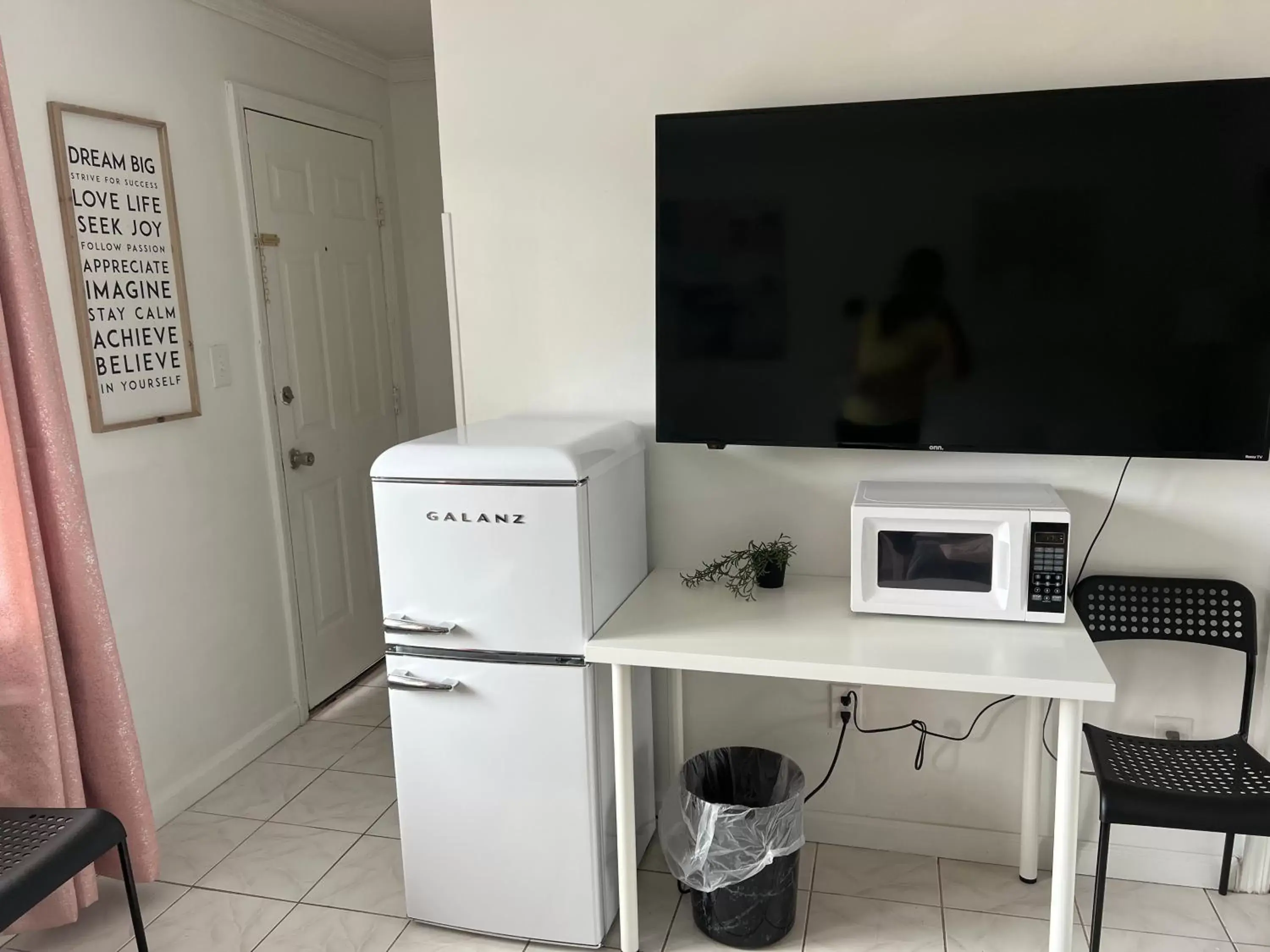 TV and multimedia, Kitchen/Kitchenette in Cobmin Ridge Motel