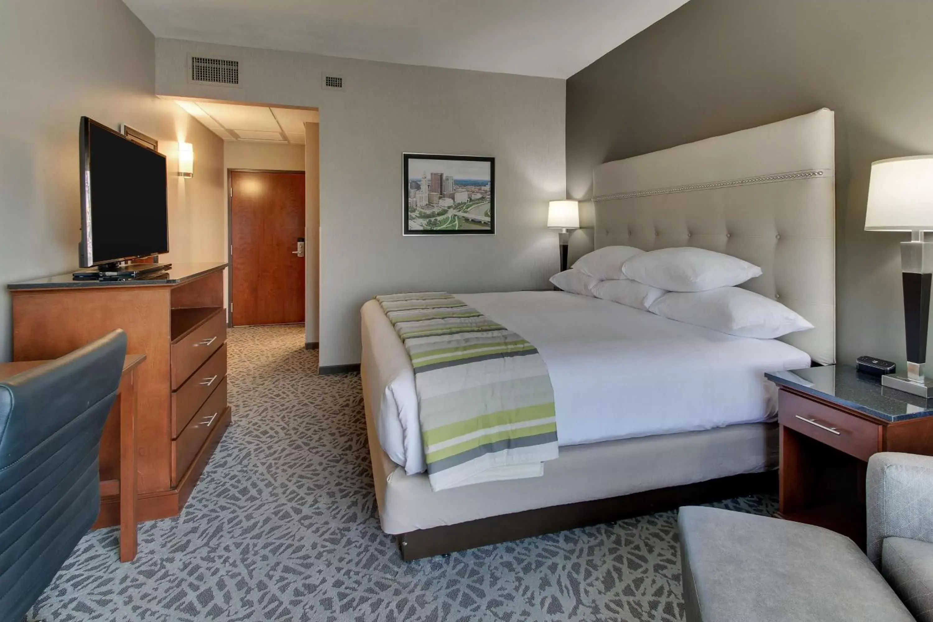 Photo of the whole room, Bed in Drury Inn & Suites Columbus Polaris