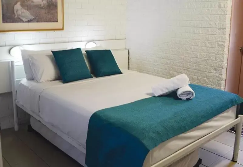 Bed in Marco Polo Motor Inn Sydney