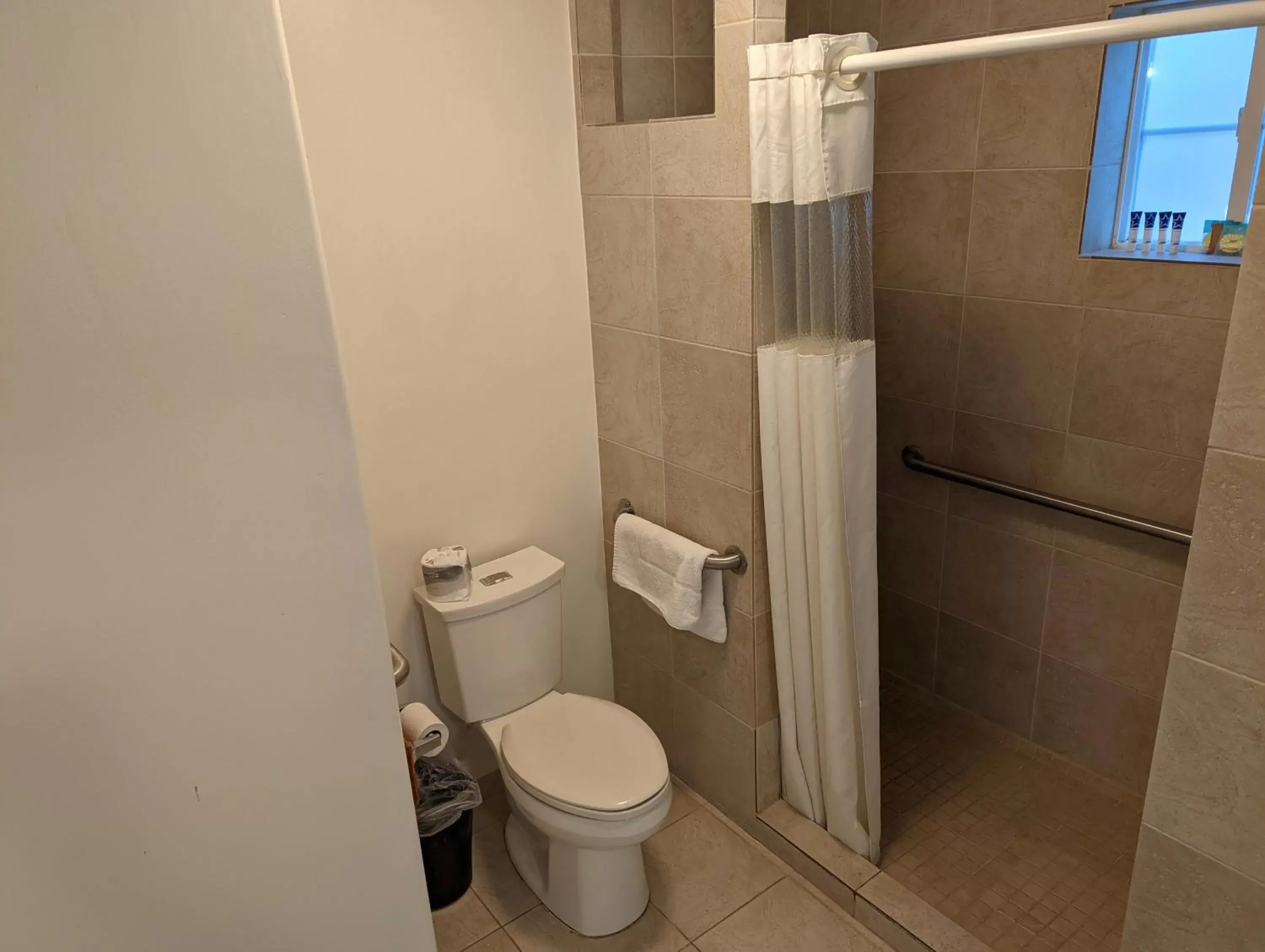 Bathroom in Americas Best Value Inn Oxnard-Port Hueneme