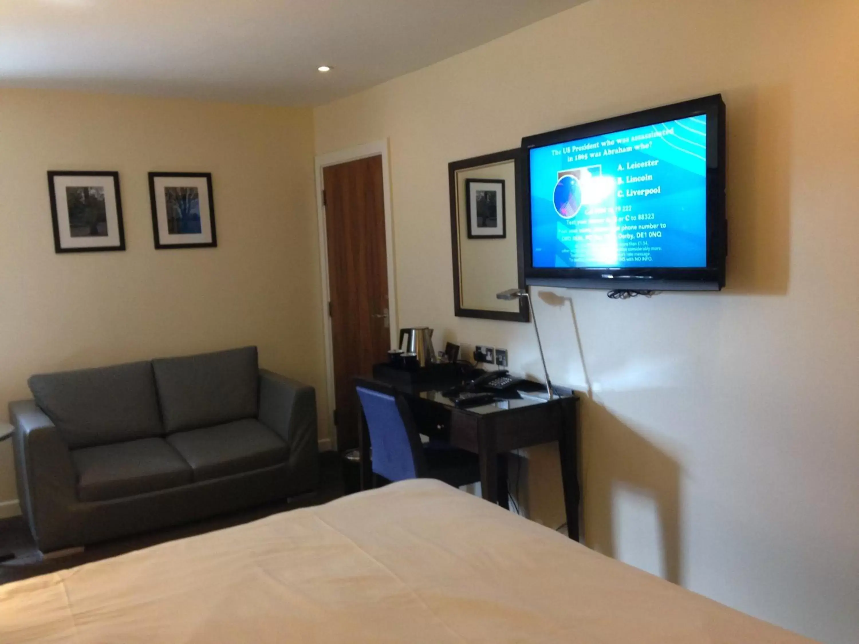 Bedroom, TV/Entertainment Center in The Bridge Hotel