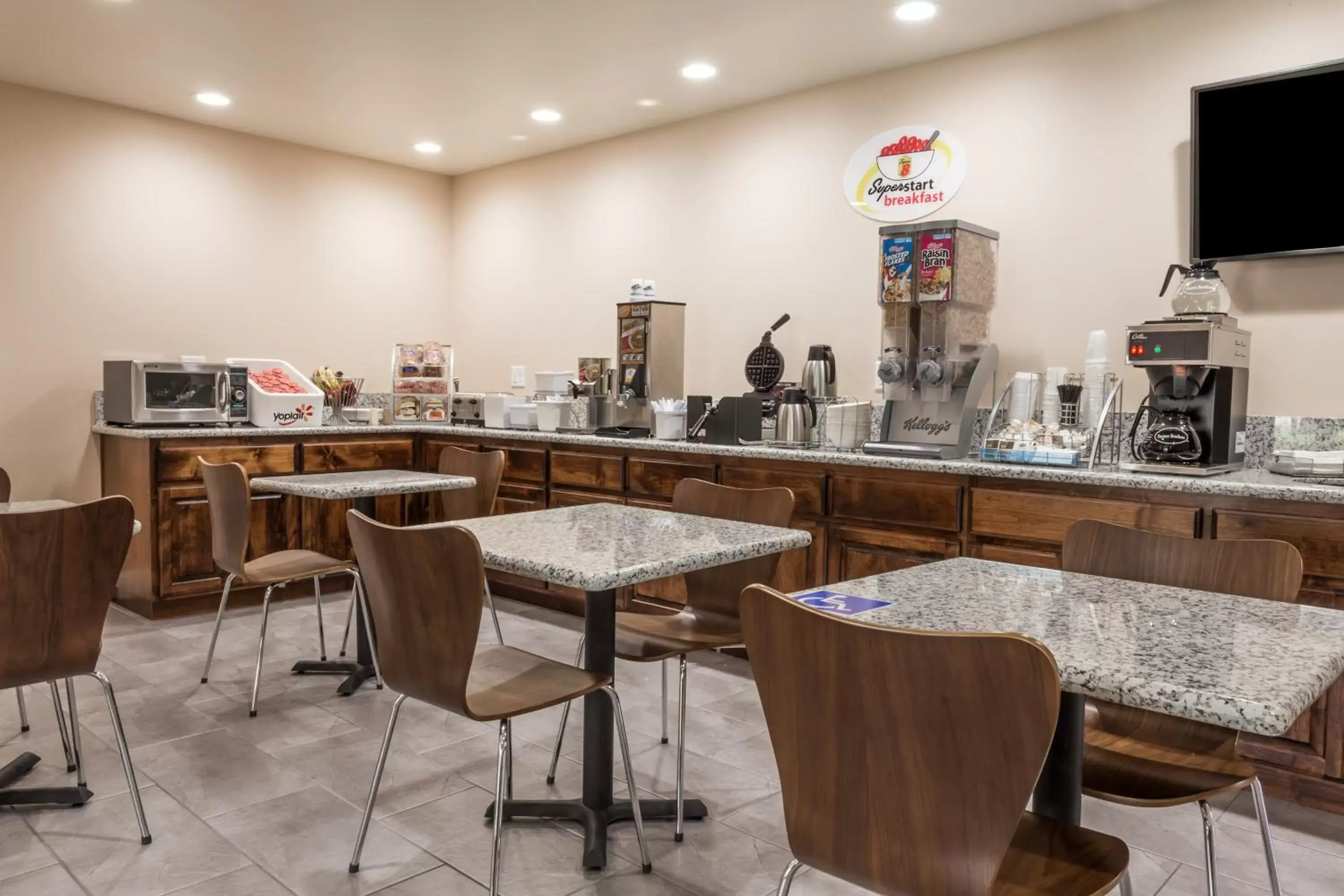 Coffee/tea facilities, Restaurant/Places to Eat in Super 8 by Wyndham Willows