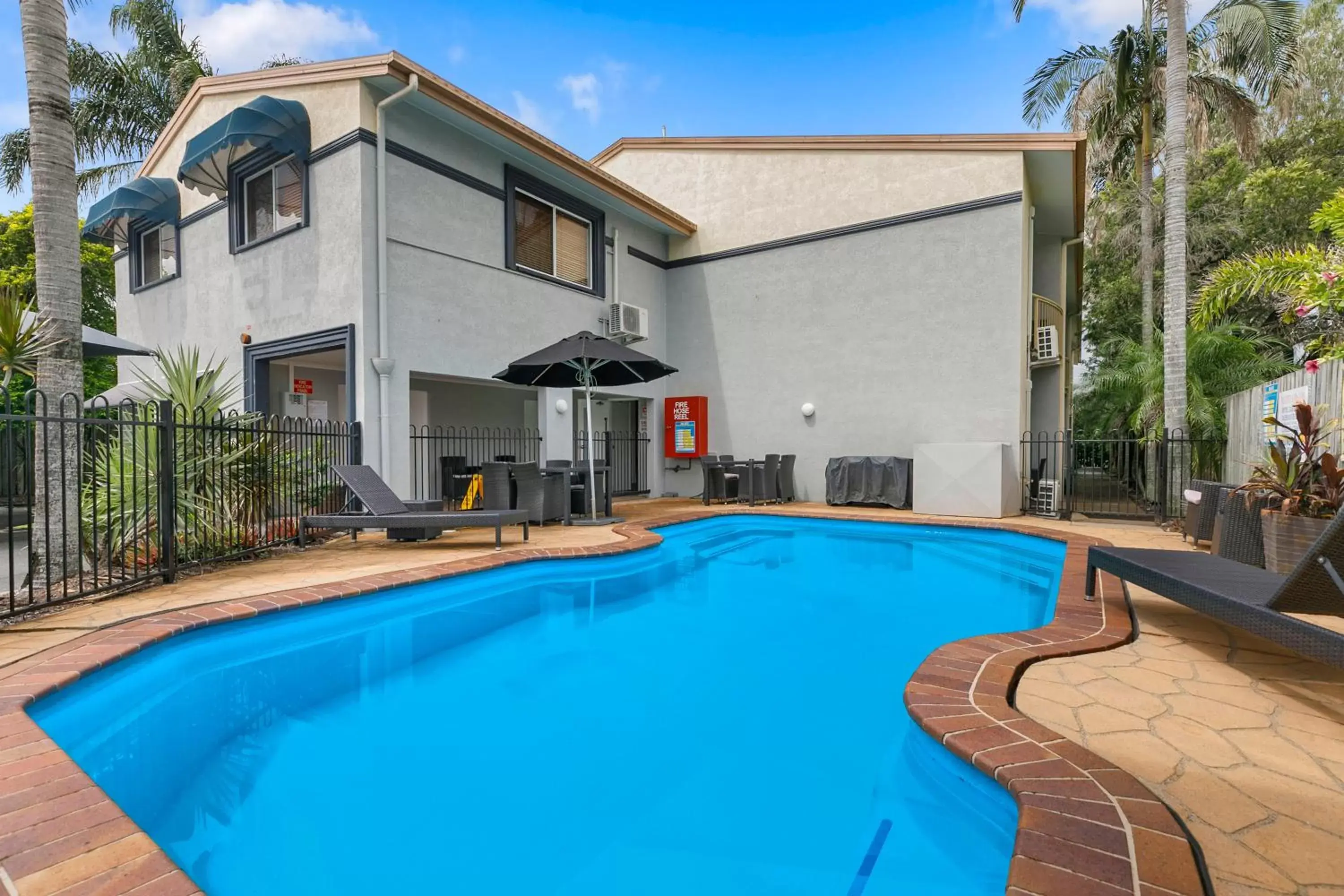 Swimming pool, Property Building in Best Western Kimba Lodge