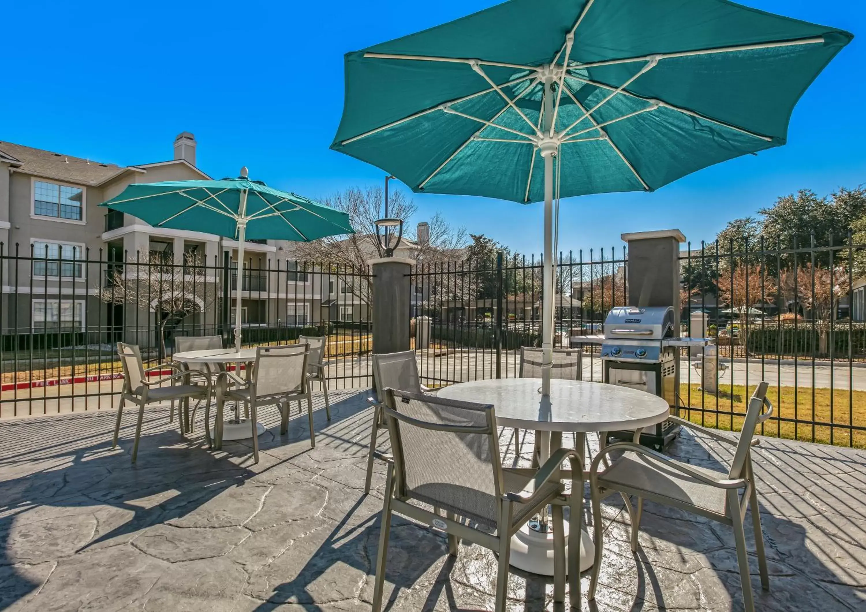 Patio in La Quinta Inn & Suites DFW West-Glade-Parks