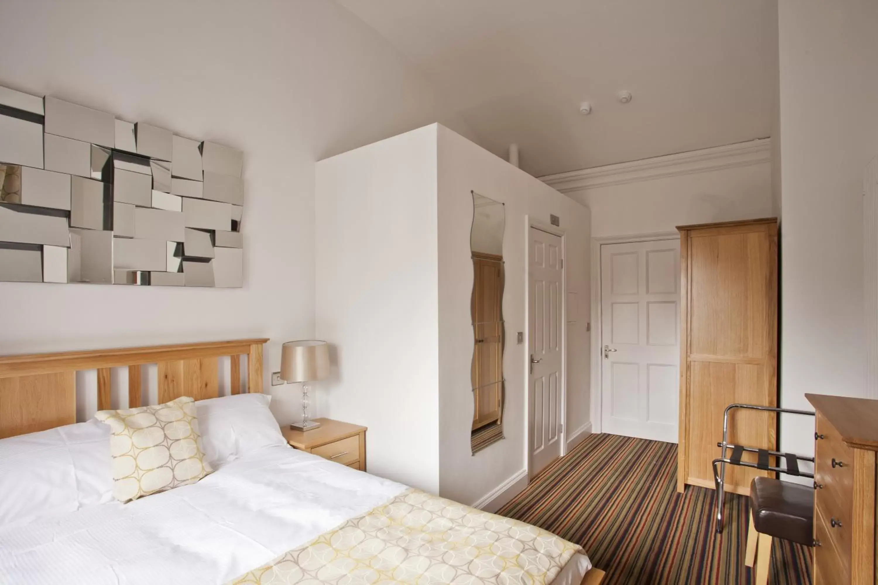 Bedroom, Bed in Burton Stone Inn - Free Parking on site