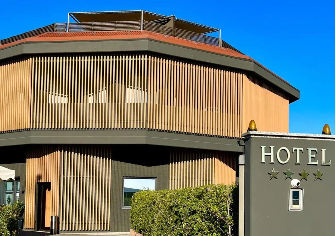 Property building in Hotel Motel Top