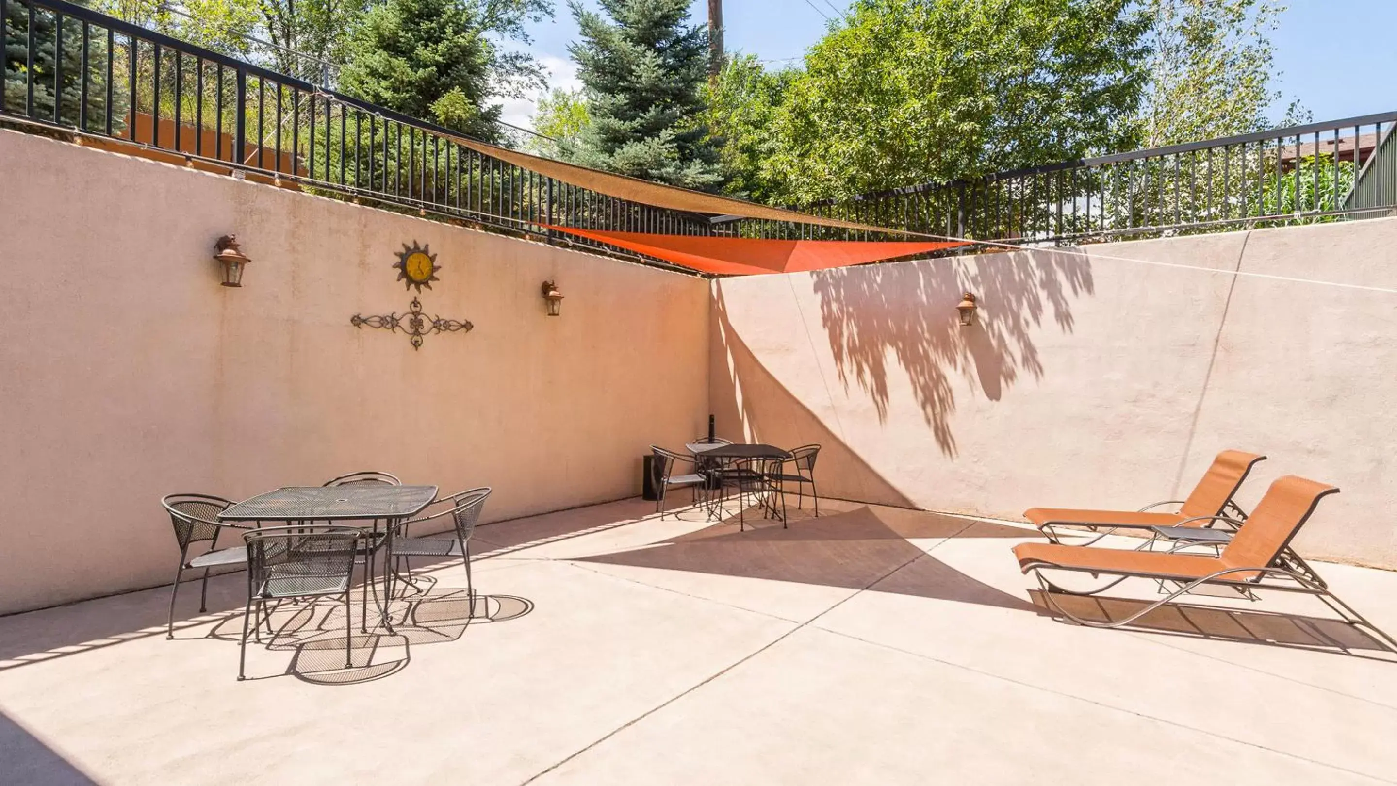 Inner courtyard view in Magnuson Grand Pikes Peak