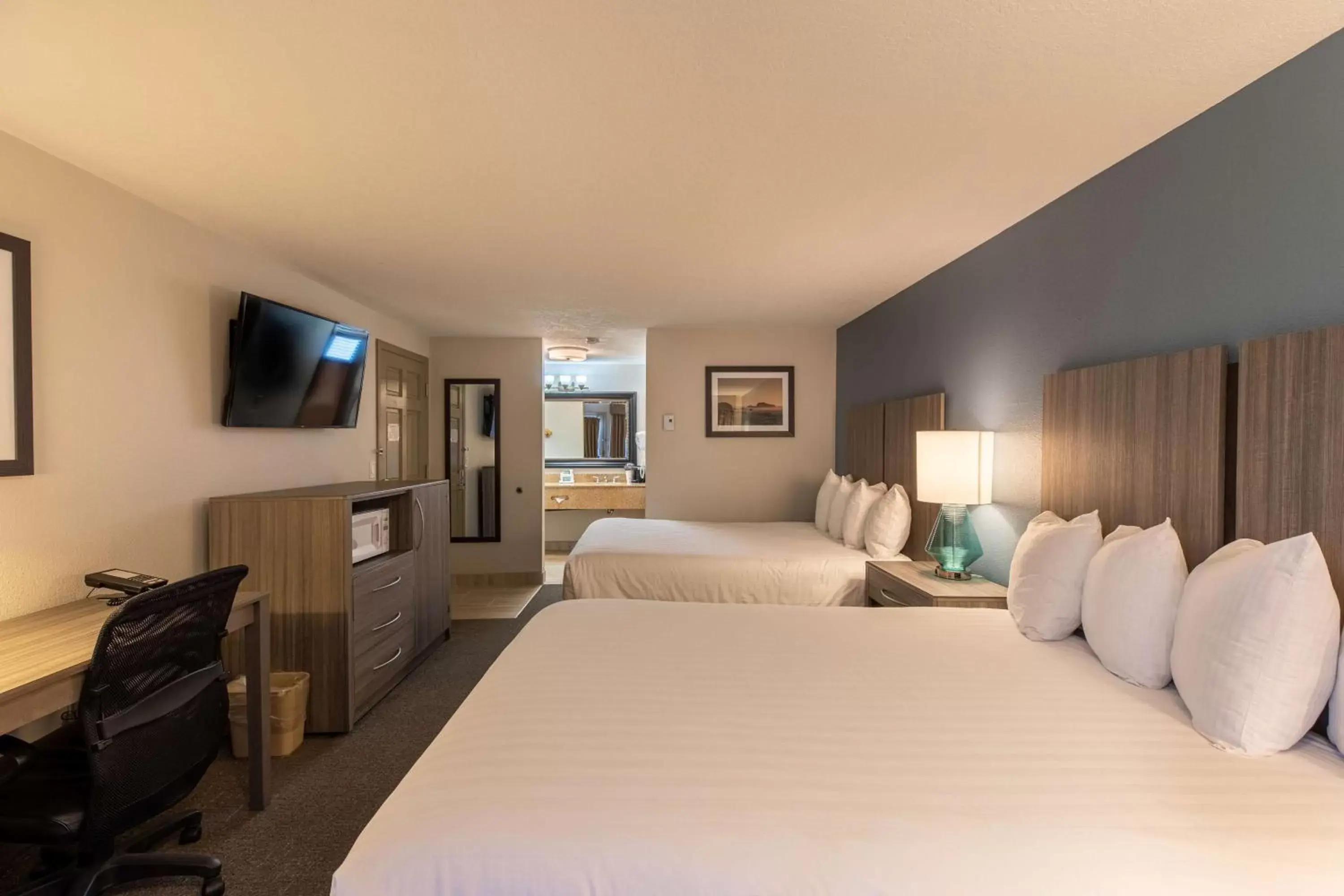 Photo of the whole room, Bed in Best Western Inn at Face Rock Photo of the whole room, Bed in Best Western Inn at Face Rock